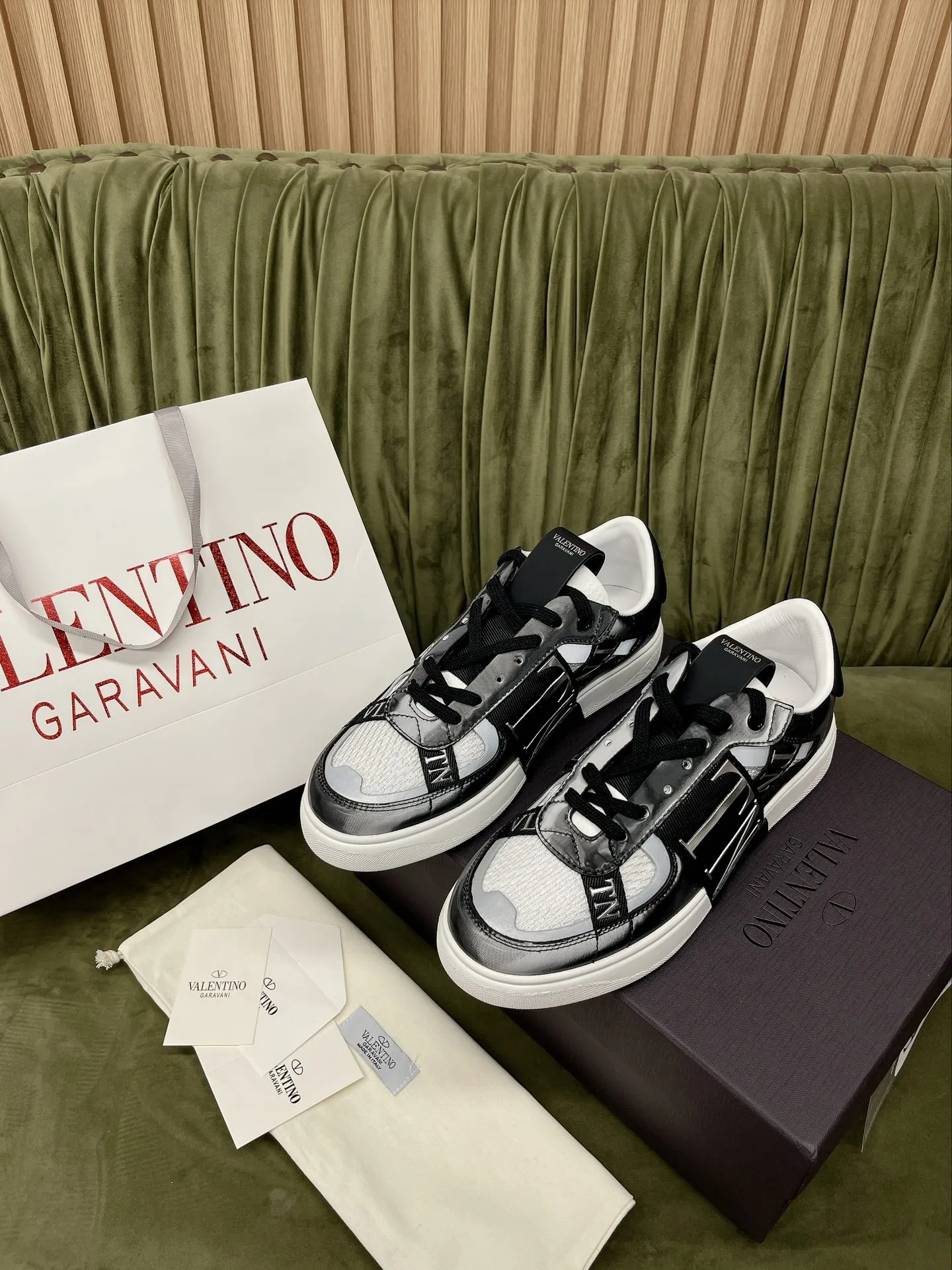 VALENTINO GARAVANI ブラックレーザースニーカー - 画像 (3)