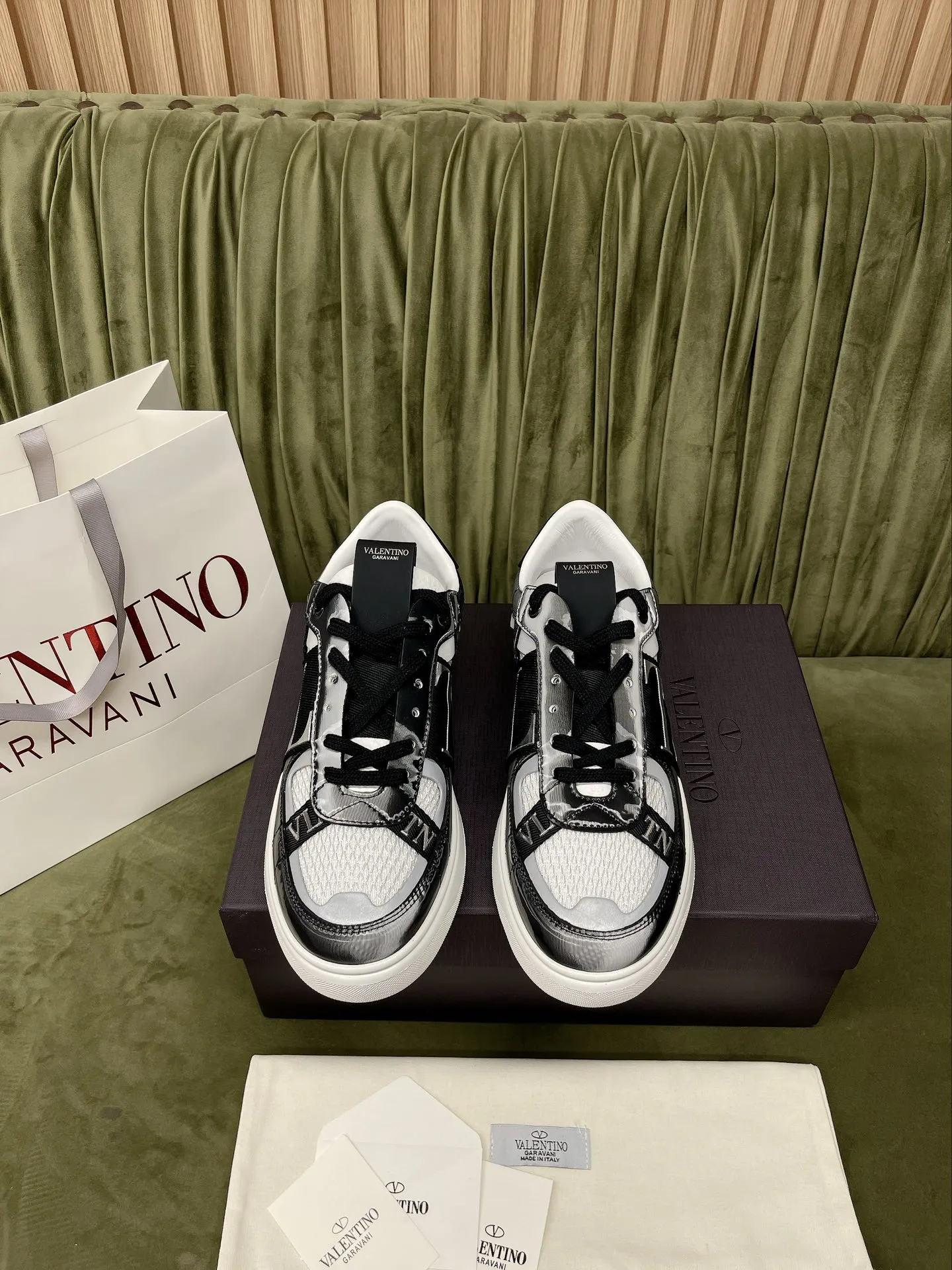 VALENTINO GARAVANI ブラックレーザースニーカー - 画像 (4)