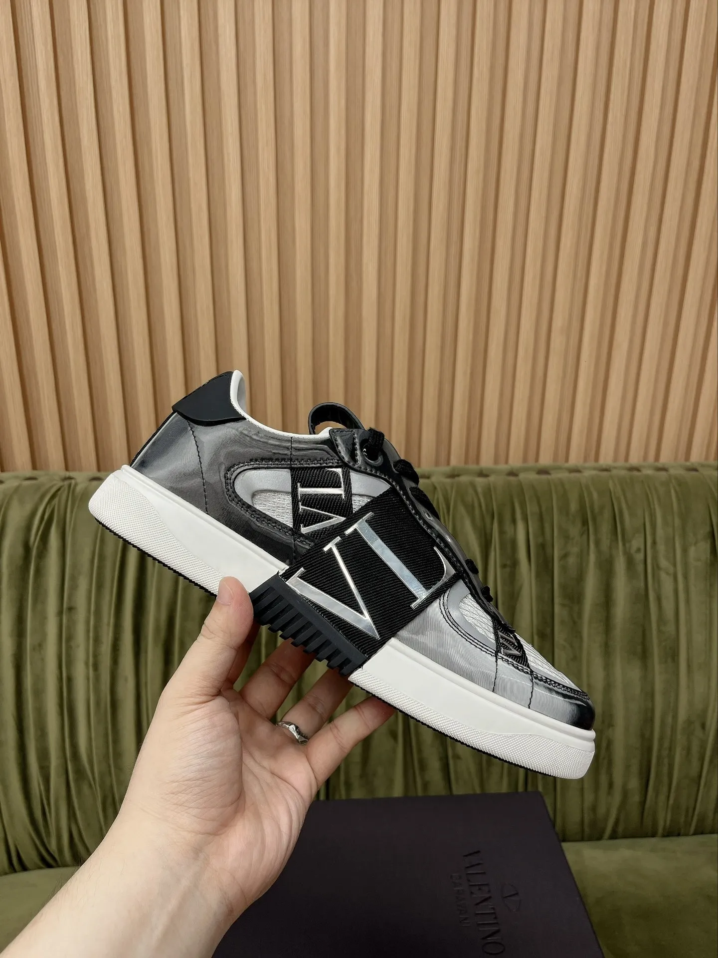 VALENTINO GARAVANI ブラックレーザースニーカー - 画像 (6)