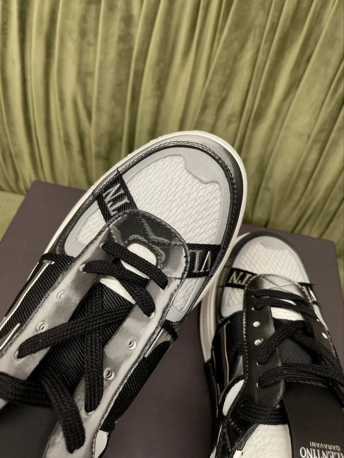 VALENTINO GARAVANI ブラックレーザースニーカー - 画像 (7)