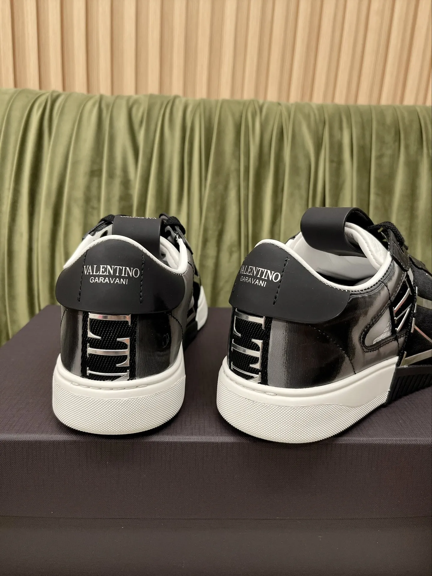 VALENTINO GARAVANI ブラックレーザースニーカー - 画像 (8)