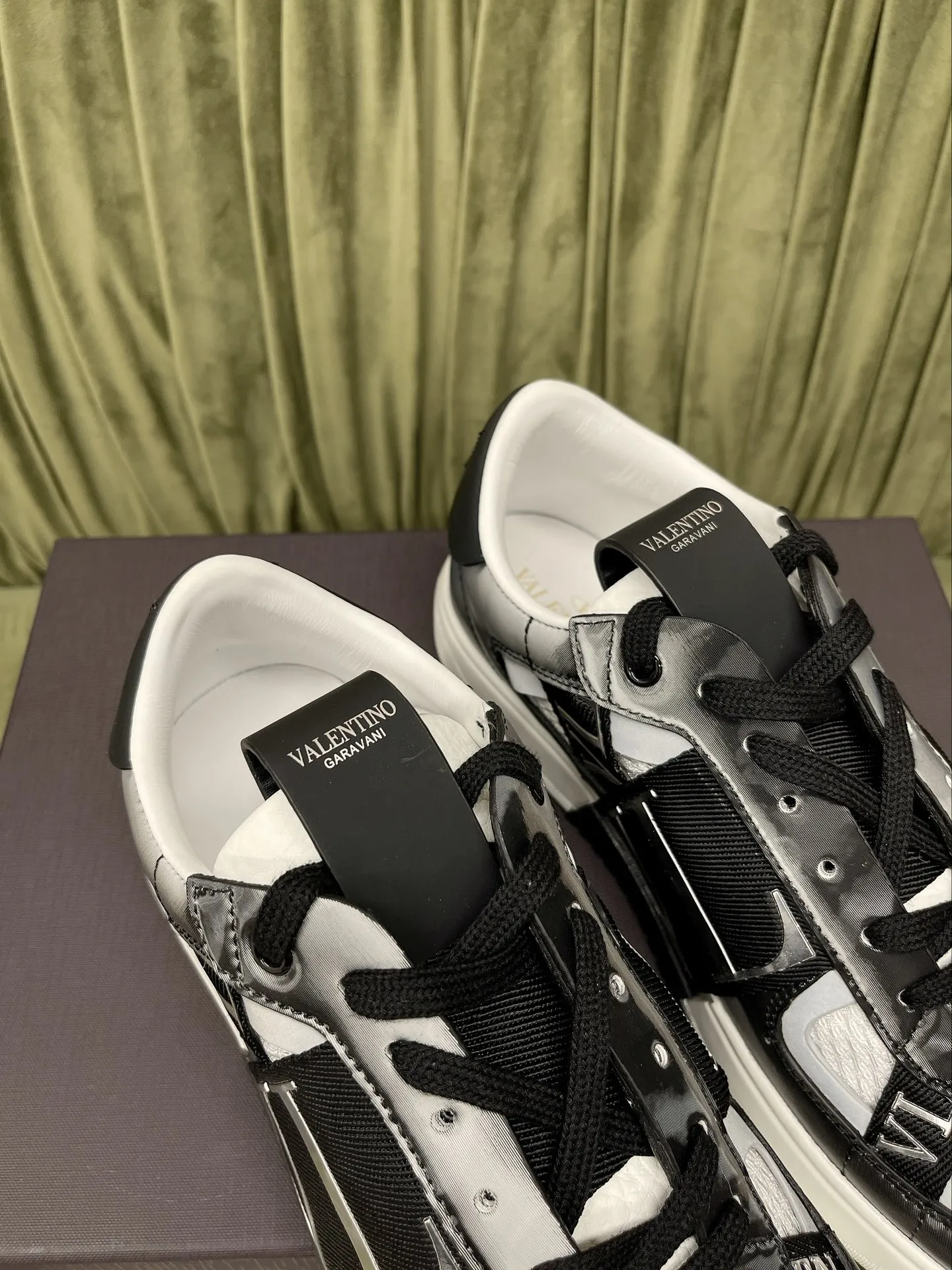 VALENTINO GARAVANI ブラックレーザースニーカー - 画像 (9)