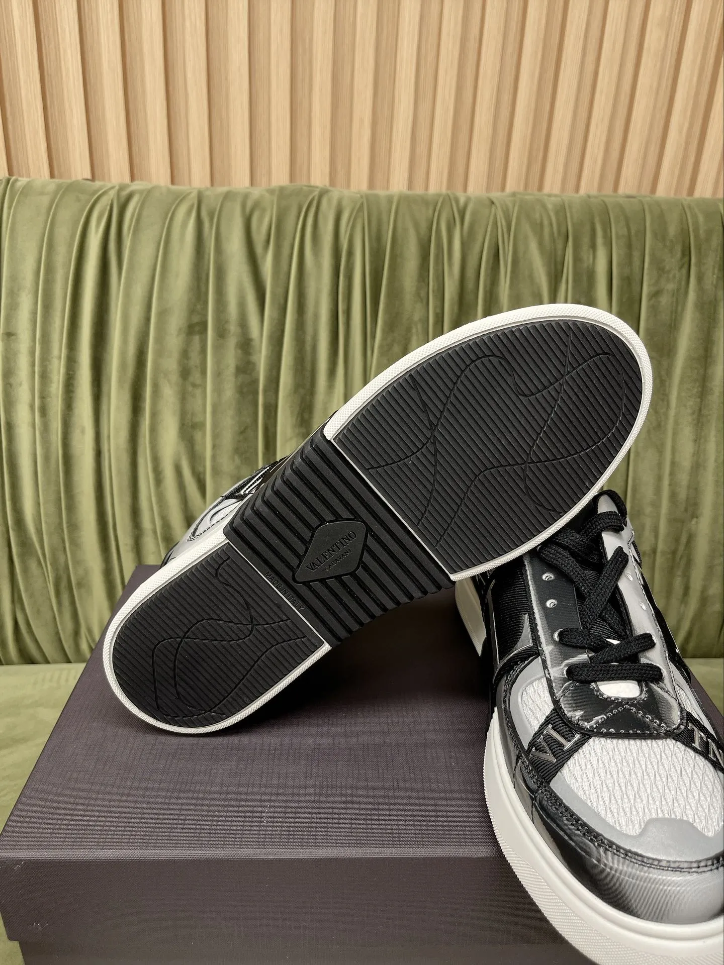 VALENTINO GARAVANI ブラックレーザースニーカー - 画像 (10)