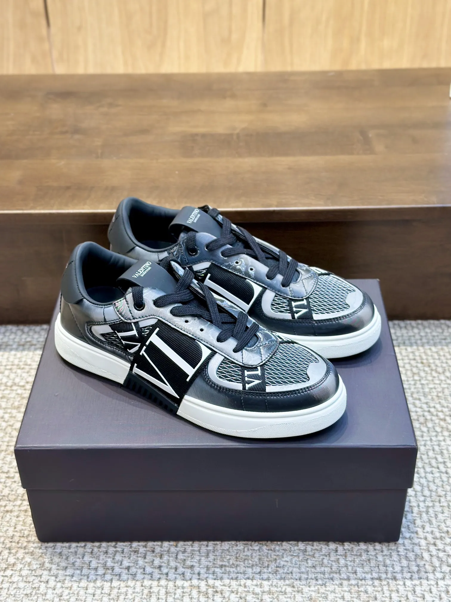 Valentino Garavani ブラックレーザースニーカー