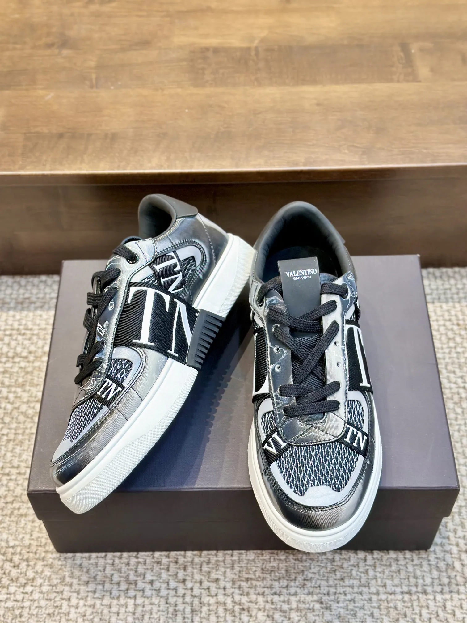 Valentino Garavani ブラックレーザースニーカー - 画像 (3)