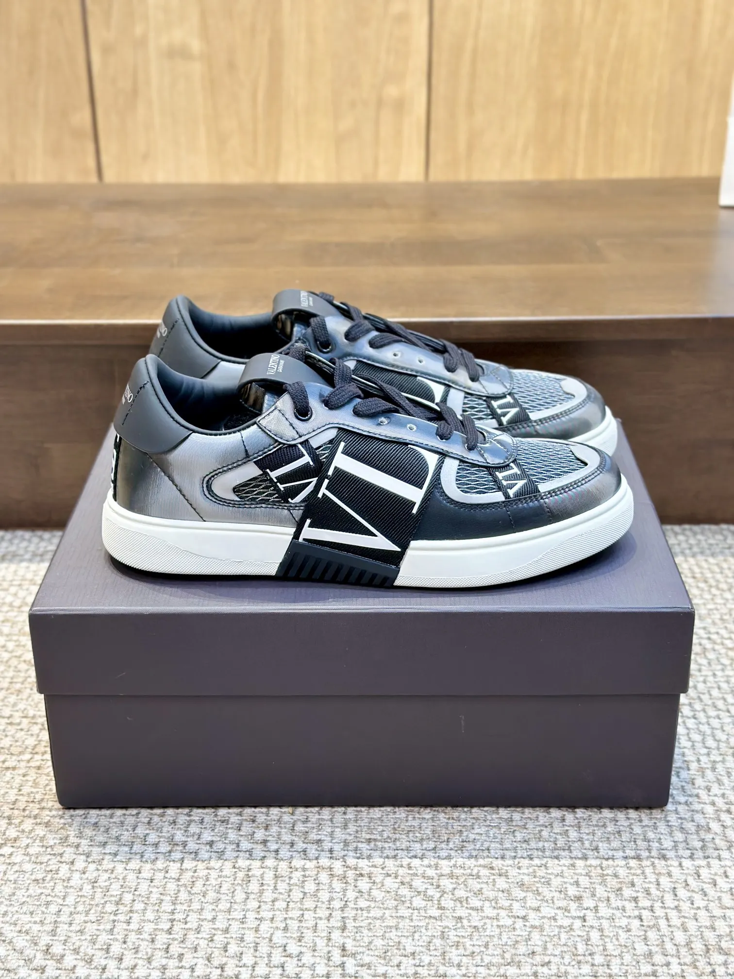 Valentino Garavani ブラックレーザースニーカー - 画像 (4)