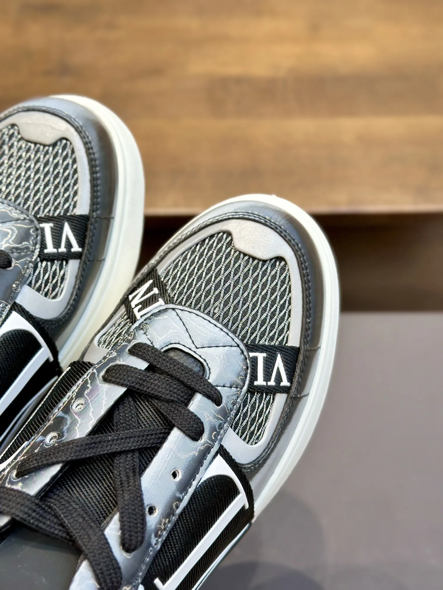 Valentino Garavani ブラックレーザースニーカー - 画像 (5)