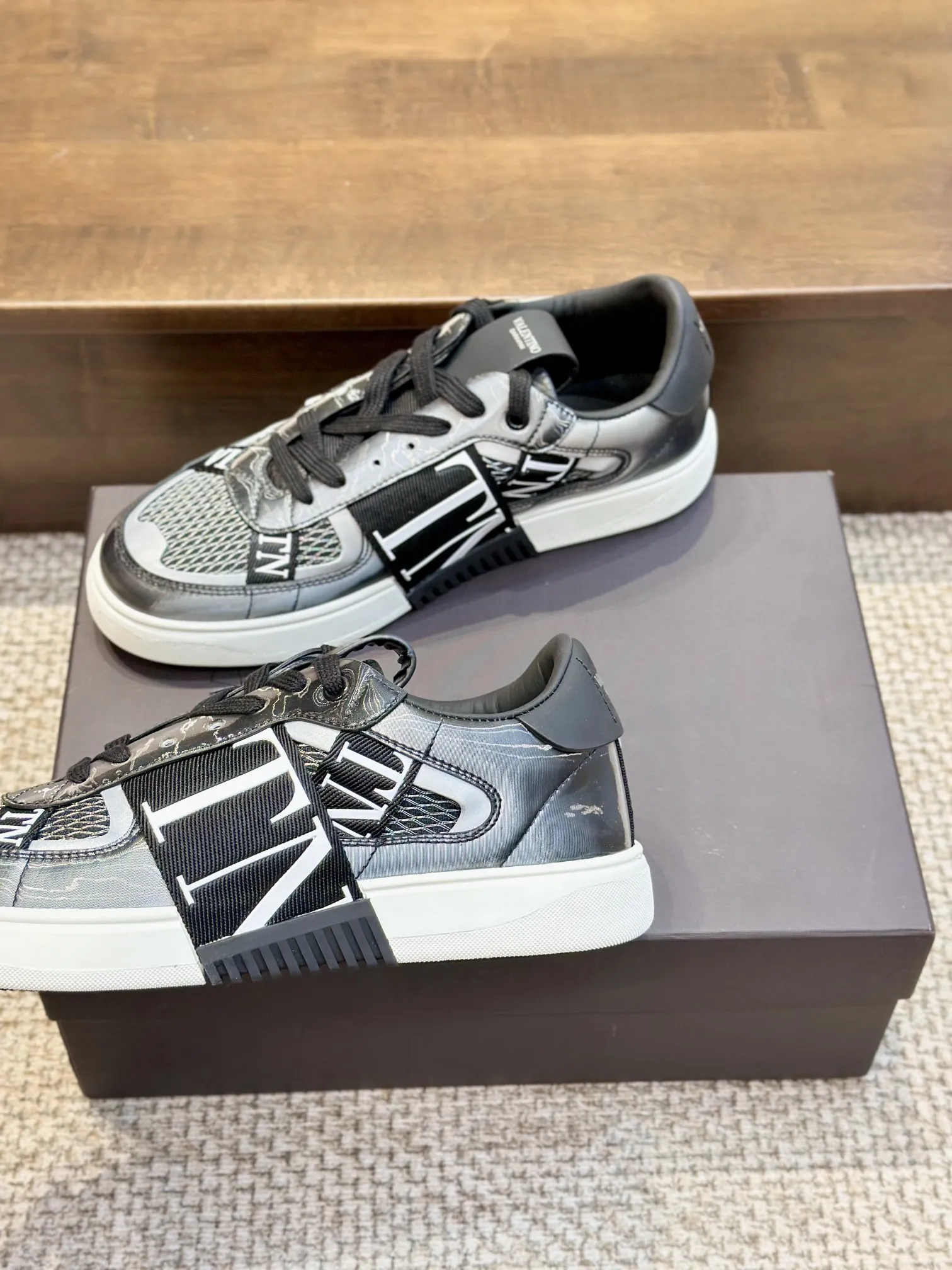 Valentino Garavani ブラックレーザースニーカー - 画像 (6)