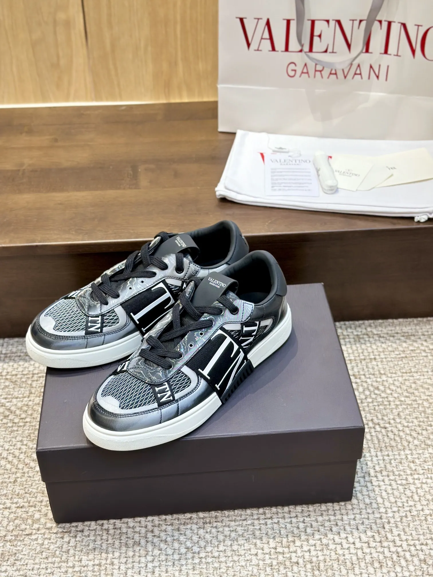 Valentino Garavani ブラックレーザースニーカー - 画像 (7)