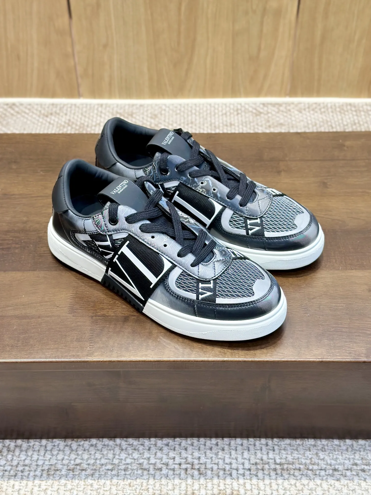 Valentino Garavani ブラックレーザースニーカー - 画像 (8)