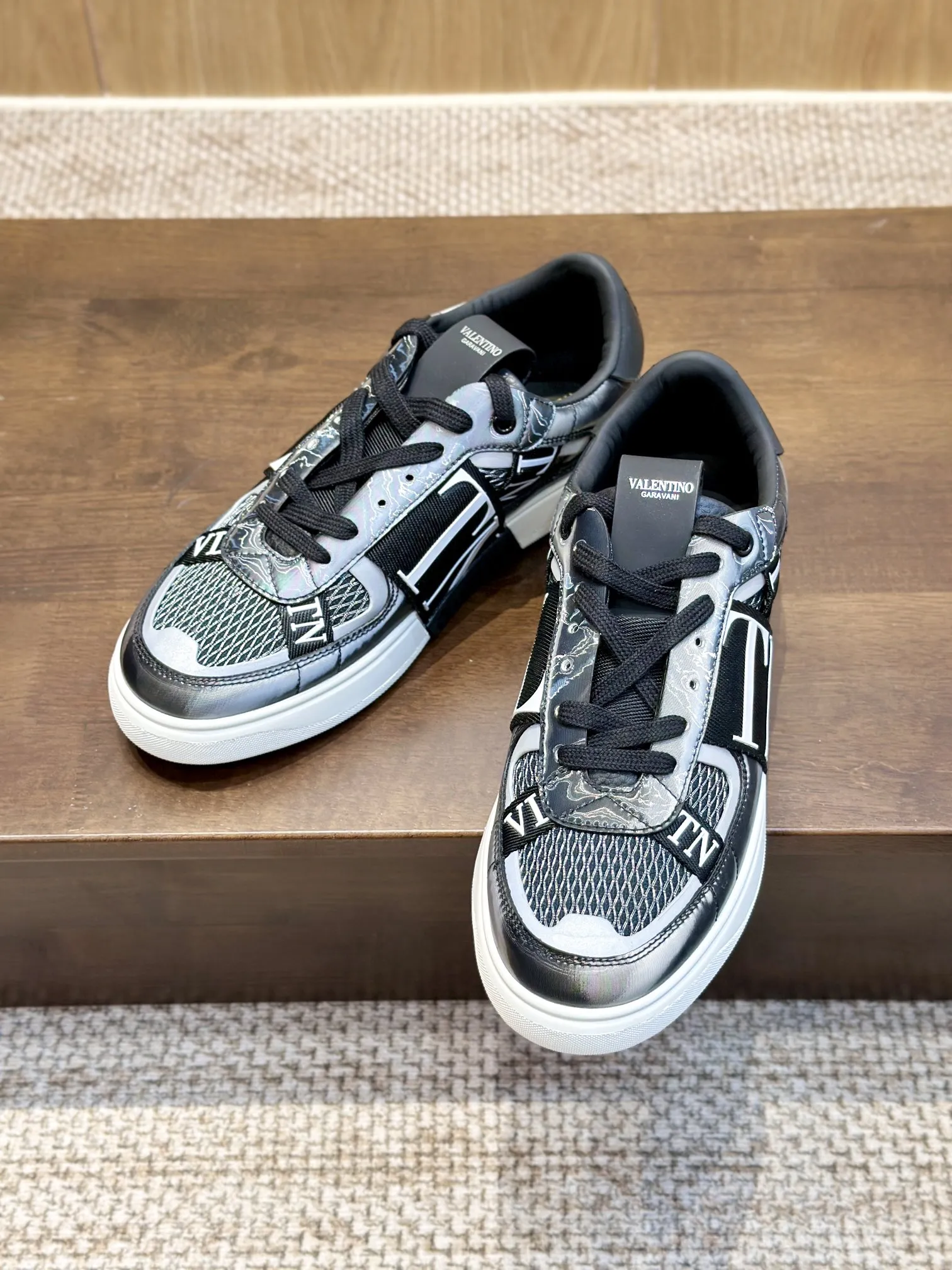 Valentino Garavani ブラックレーザースニーカー - 画像 (9)