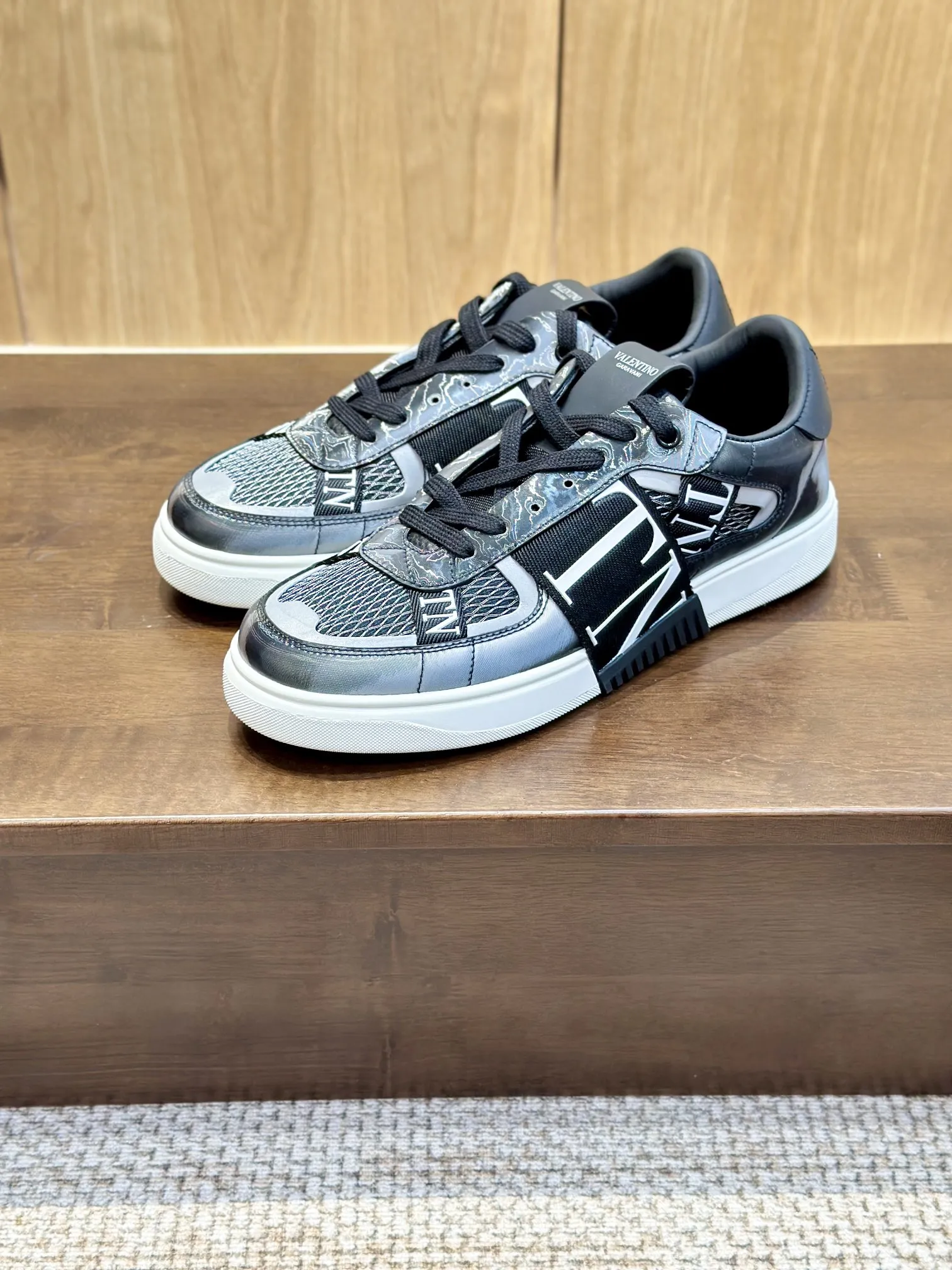 Valentino Garavani ブラックレーザースニーカー - 画像 (10)