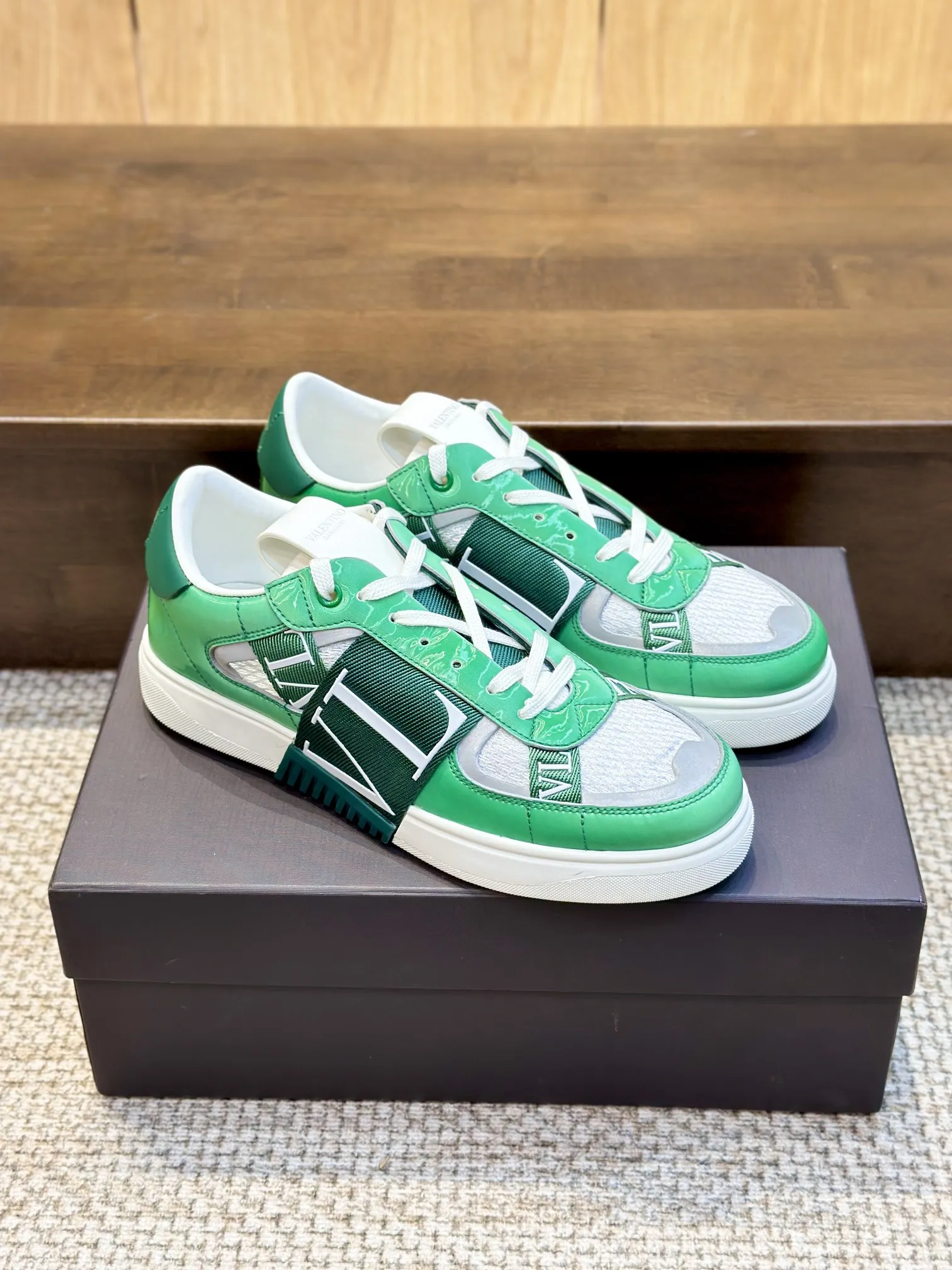 VALENTINOガレージグリーンカモスニーカー