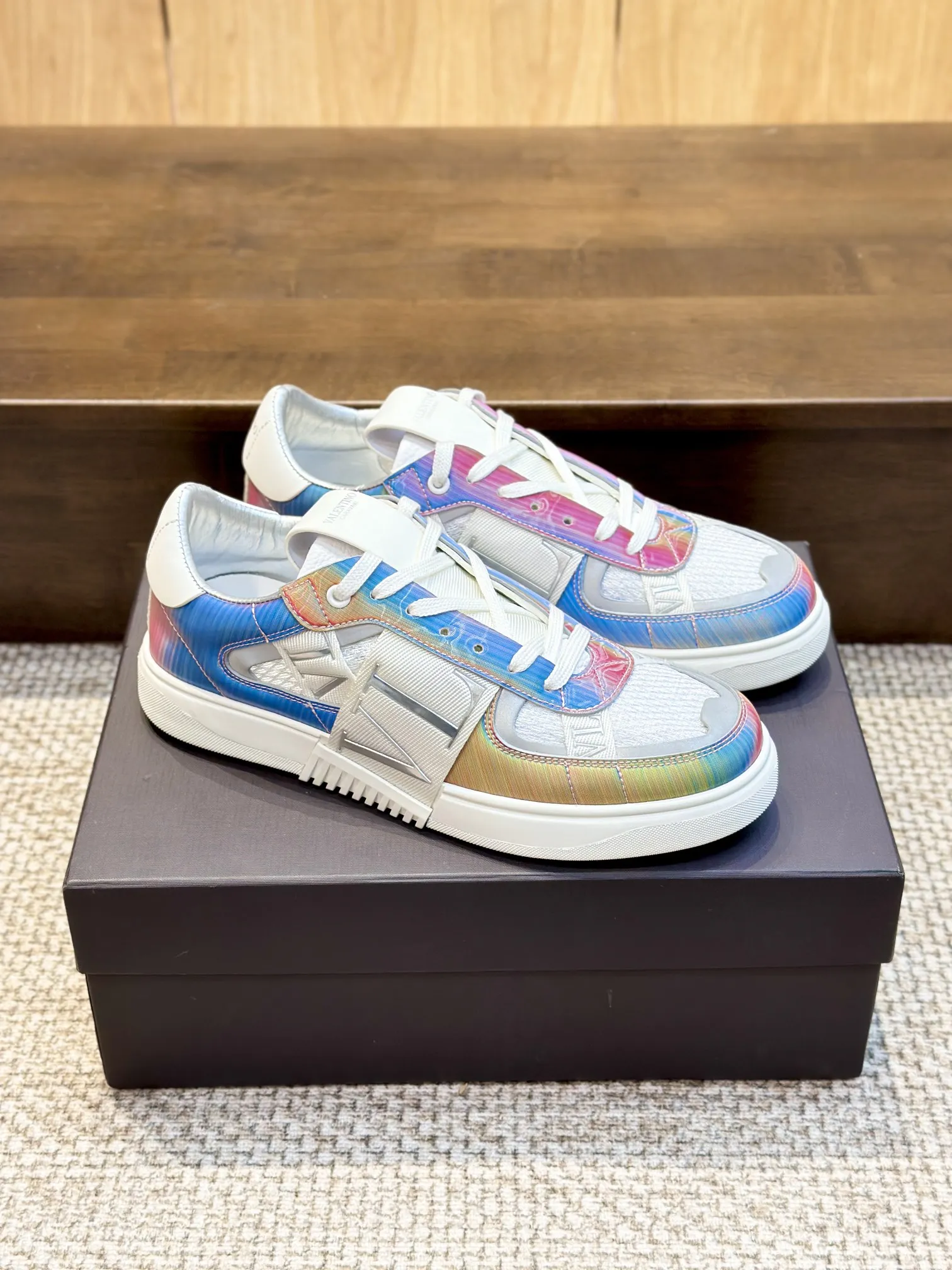 VALENTINOガレージカラースニーカー