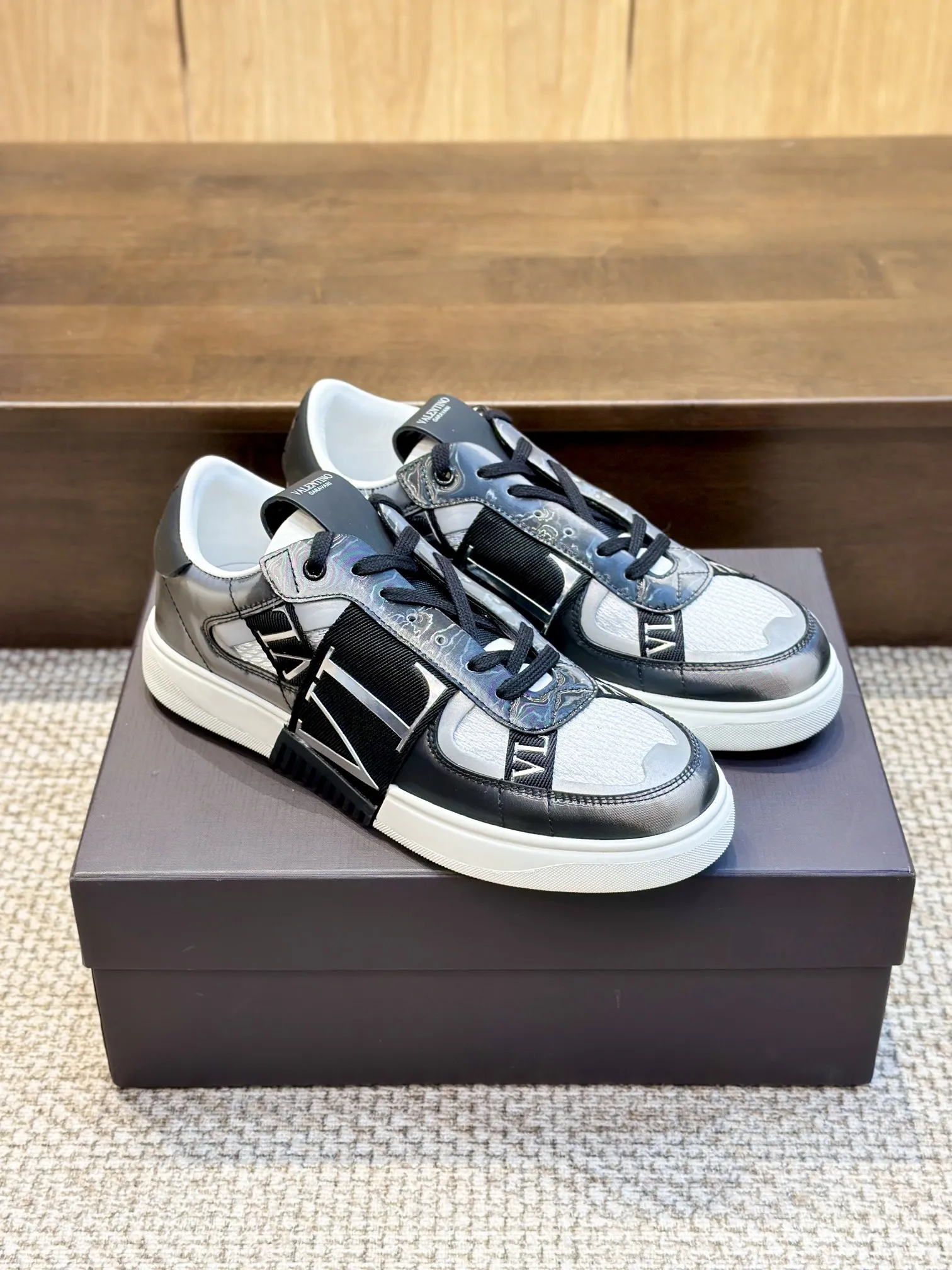 VALENTINOガンメタレーザーカモスニーカー