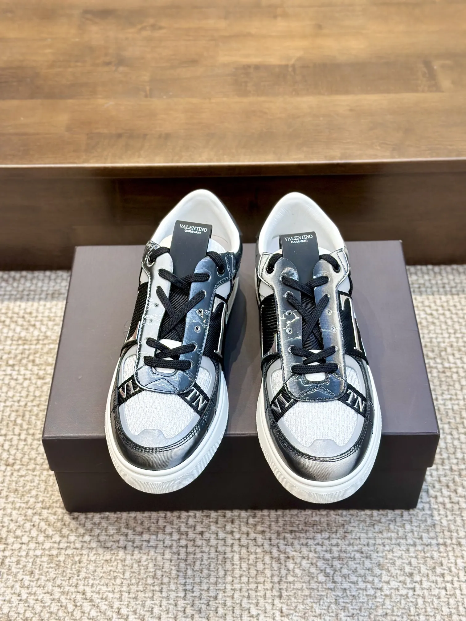 VALENTINOガンメタレーザーカモスニーカー - 画像 (3)