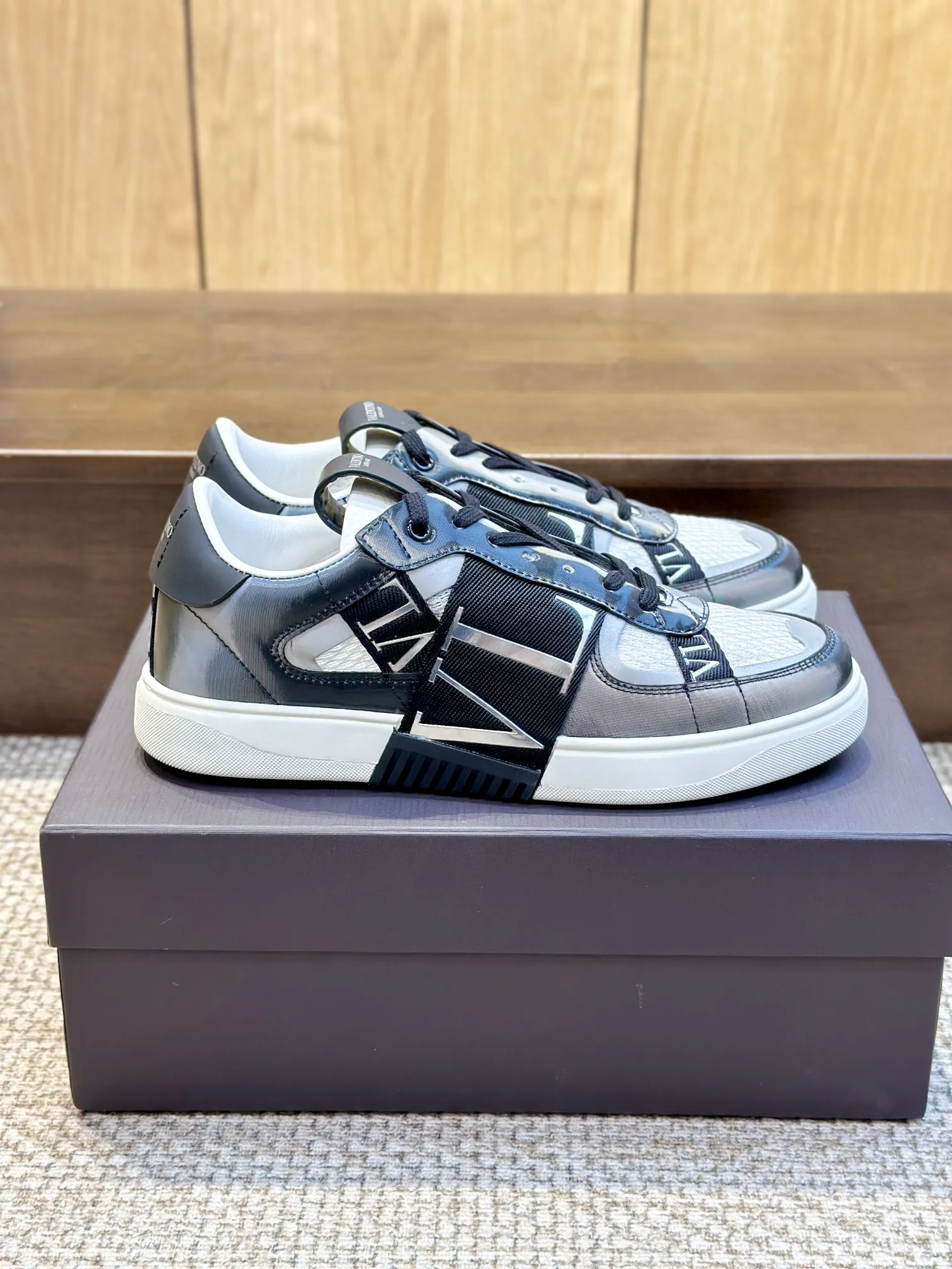 VALENTINOガンメタレーザーカモスニーカー - 画像 (4)