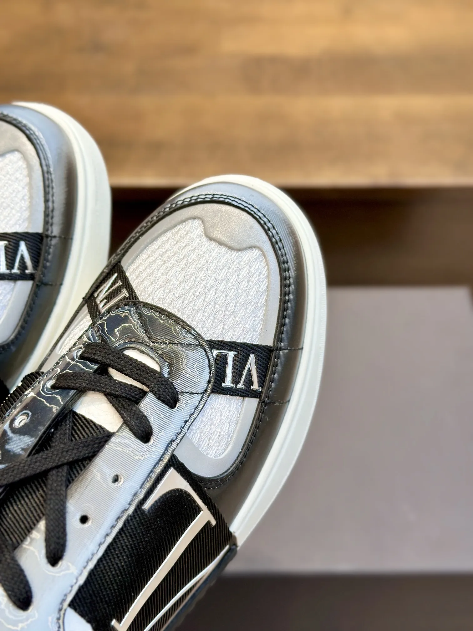 VALENTINOガンメタレーザーカモスニーカー - 画像 (5)