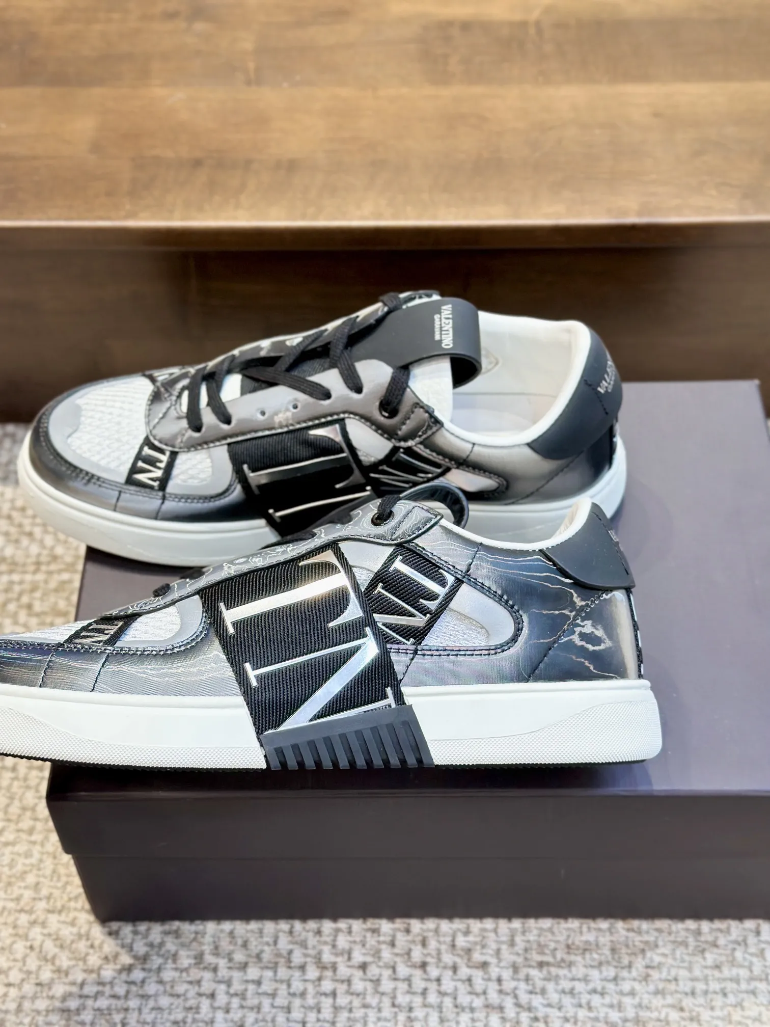 VALENTINOガンメタレーザーカモスニーカー - 画像 (6)