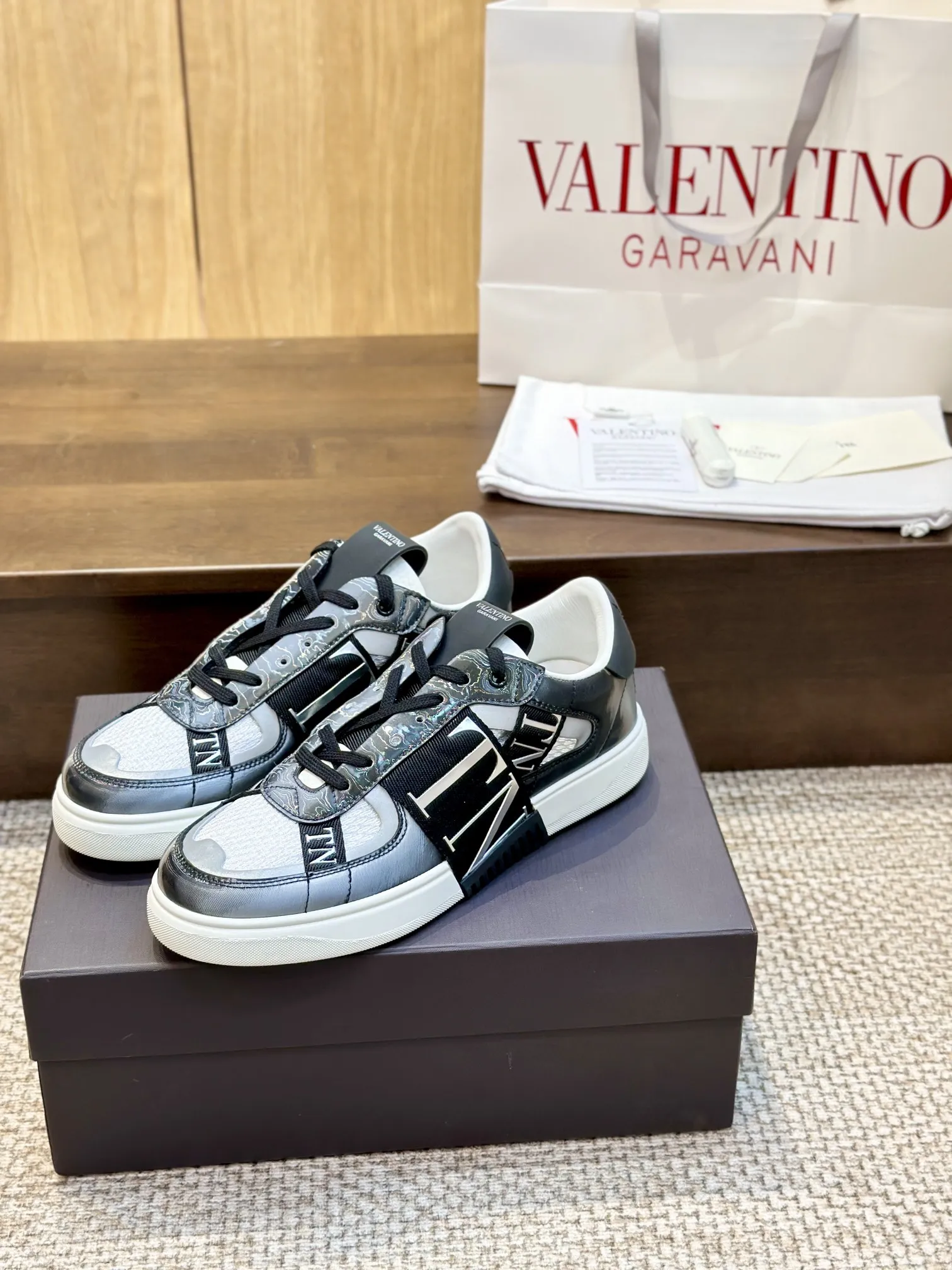 VALENTINOガンメタレーザーカモスニーカー - 画像 (7)