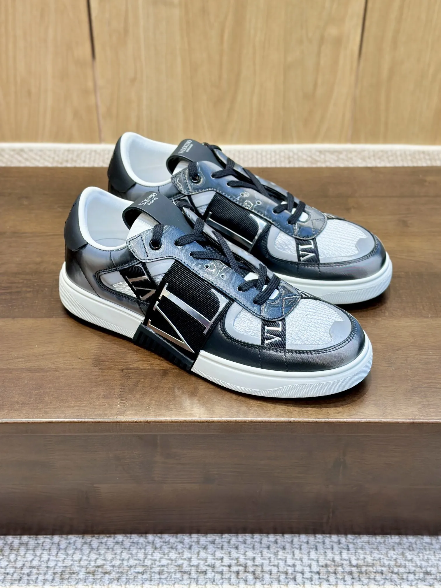 VALENTINOガンメタレーザーカモスニーカー - 画像 (8)