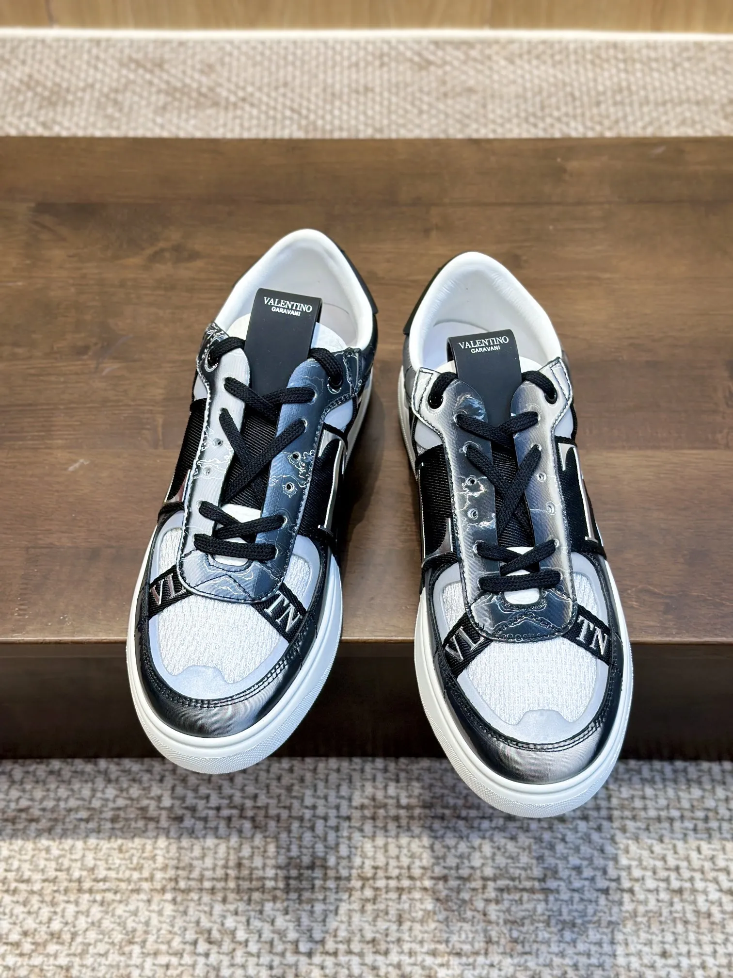 VALENTINOガンメタレーザーカモスニーカー - 画像 (9)