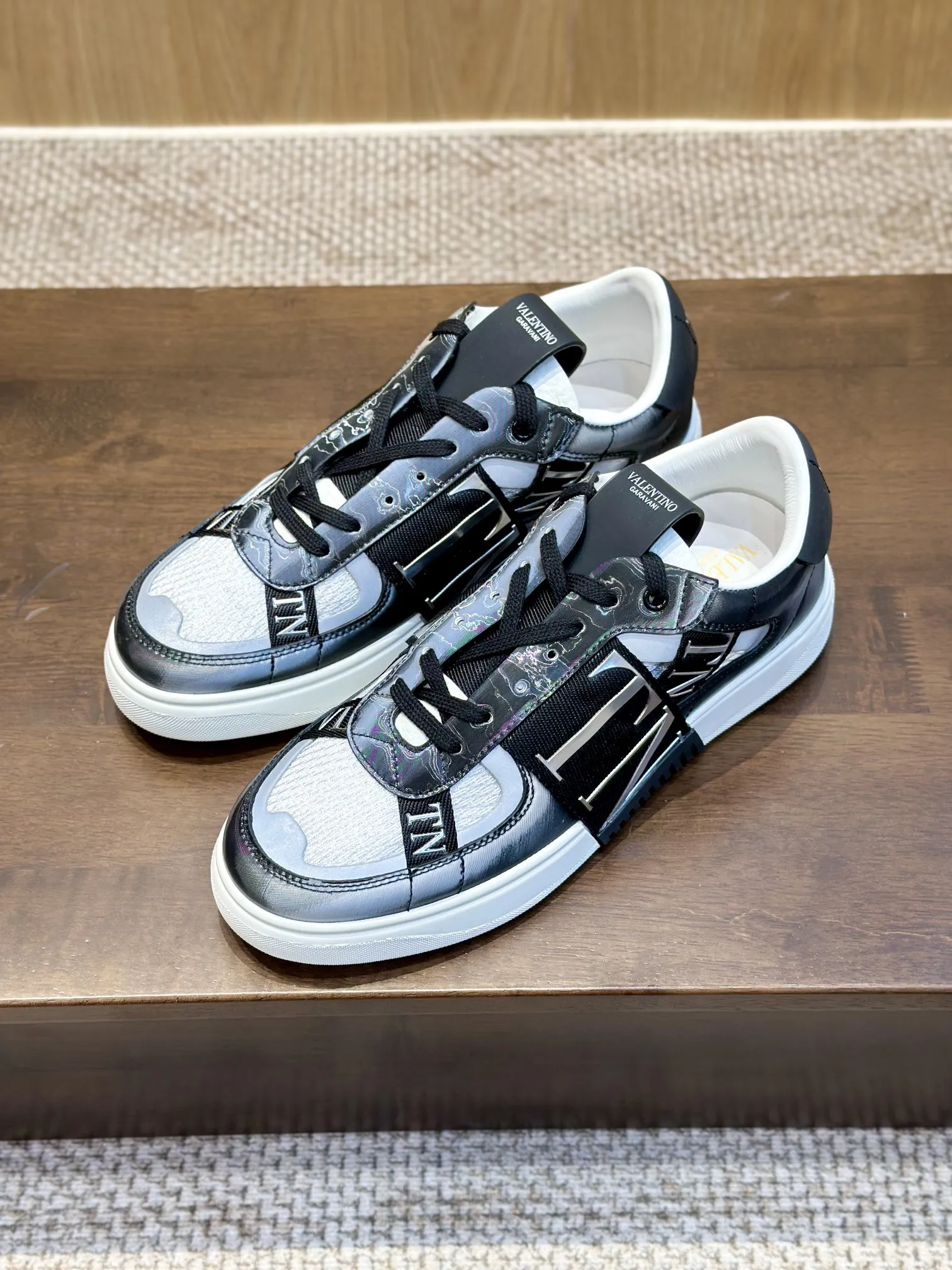 VALENTINOガンメタレーザーカモスニーカー - 画像 (10)