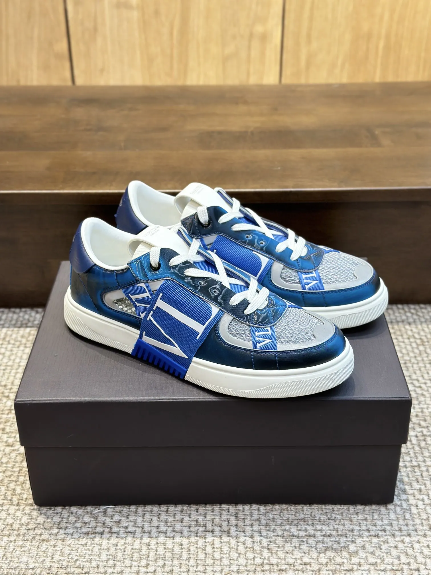VALENTINOブルーレーザースニーカー