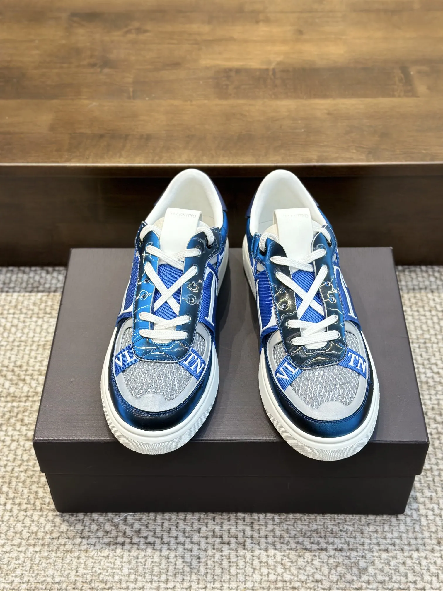 VALENTINOブルーレーザースニーカー - 画像 (3)