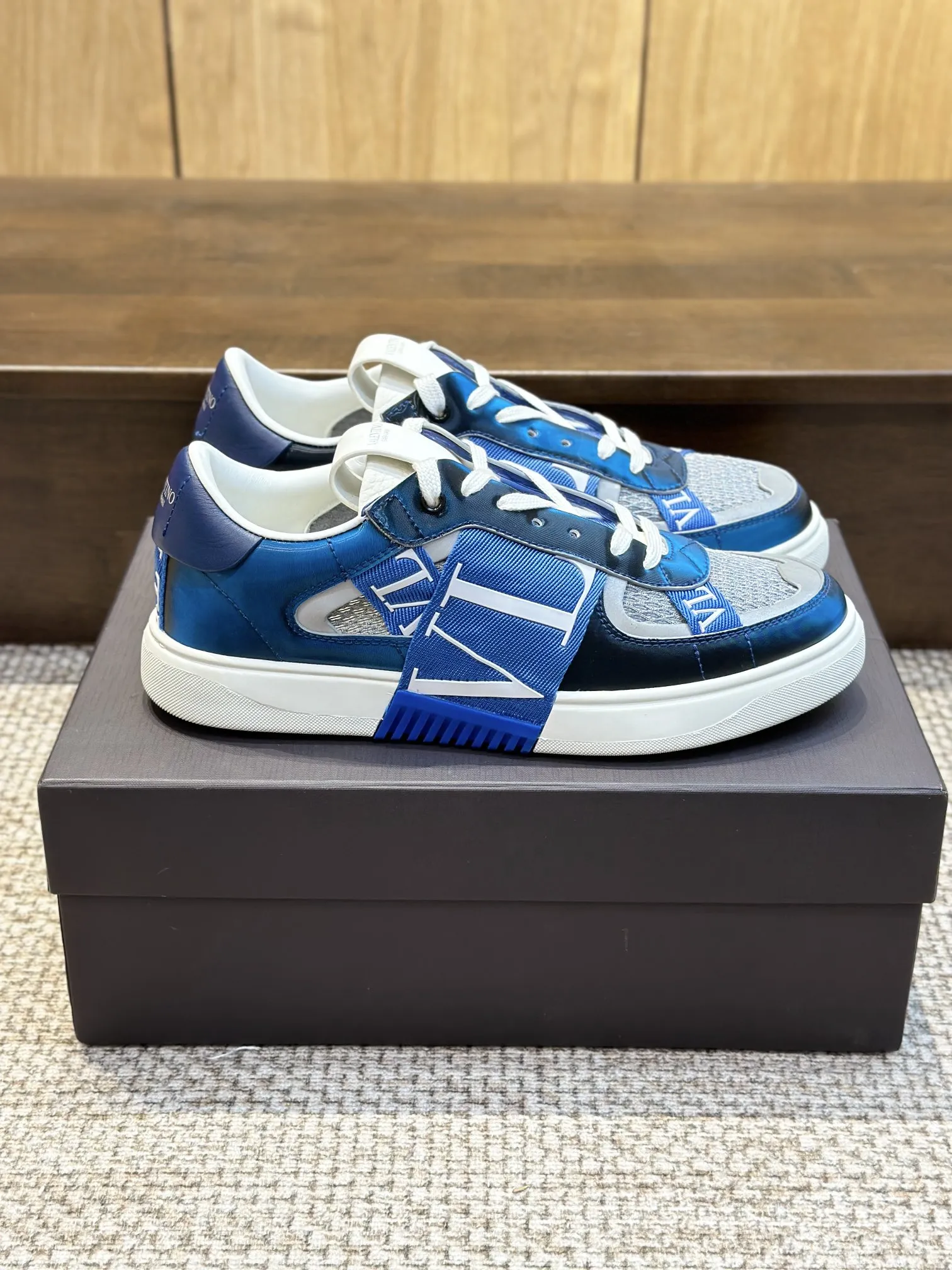 VALENTINOブルーレーザースニーカー - 画像 (4)