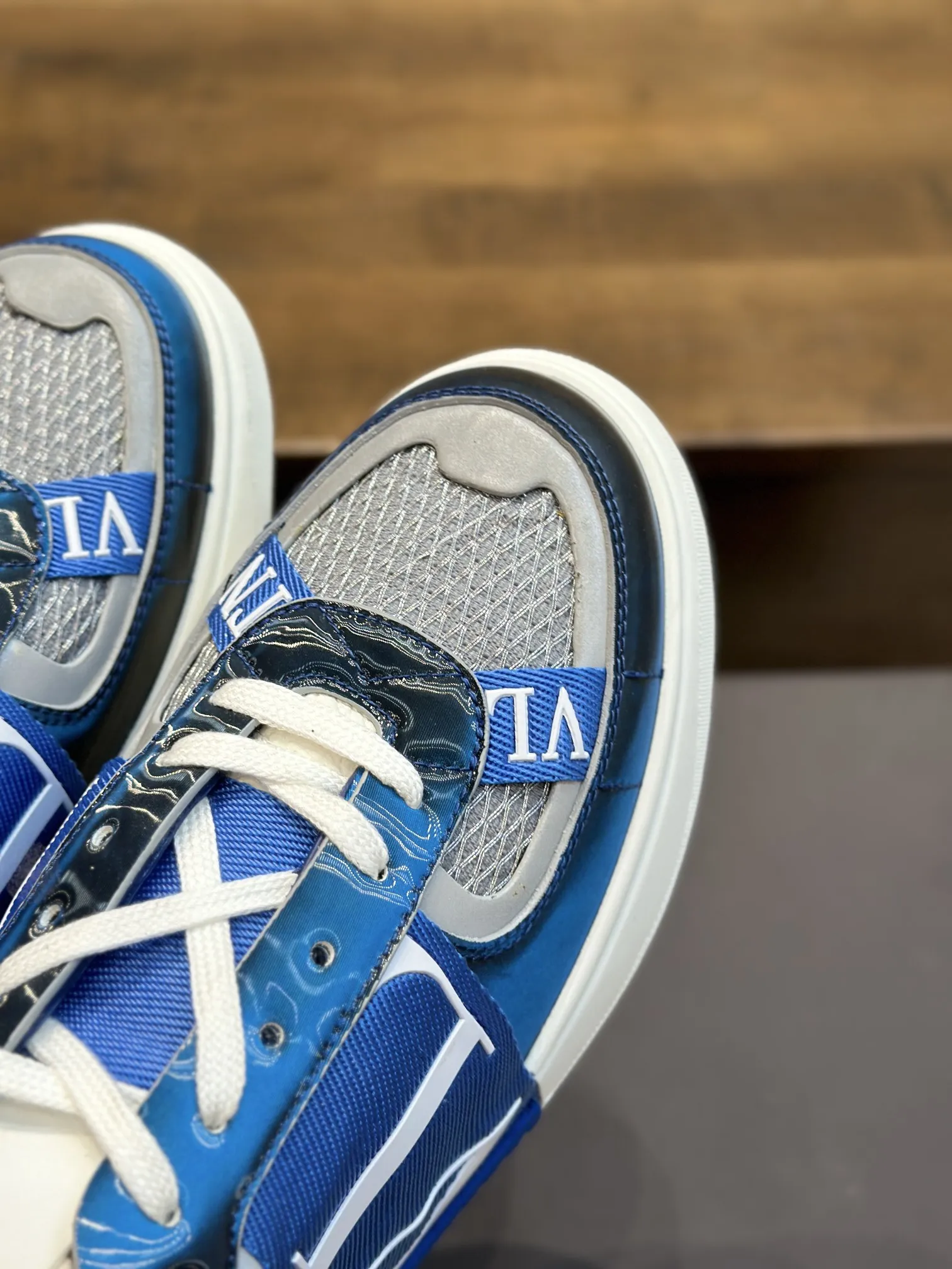 VALENTINOブルーレーザースニーカー - 画像 (5)