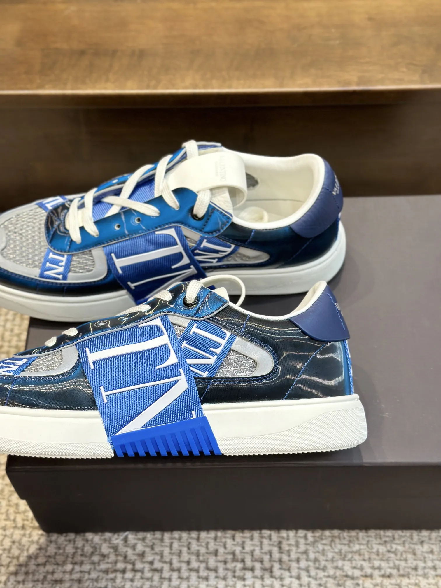 VALENTINOブルーレーザースニーカー - 画像 (6)