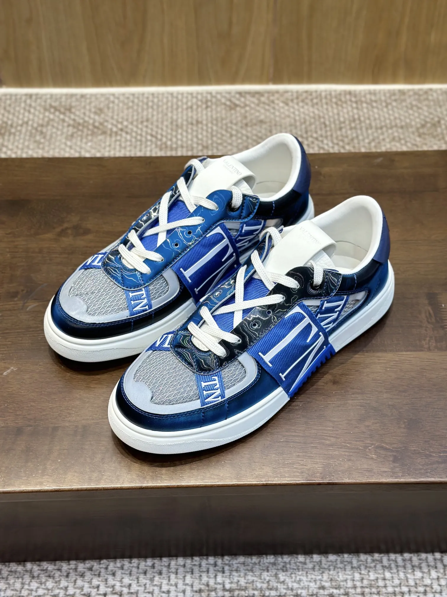 VALENTINOブルーレーザースニーカー - 画像 (10)