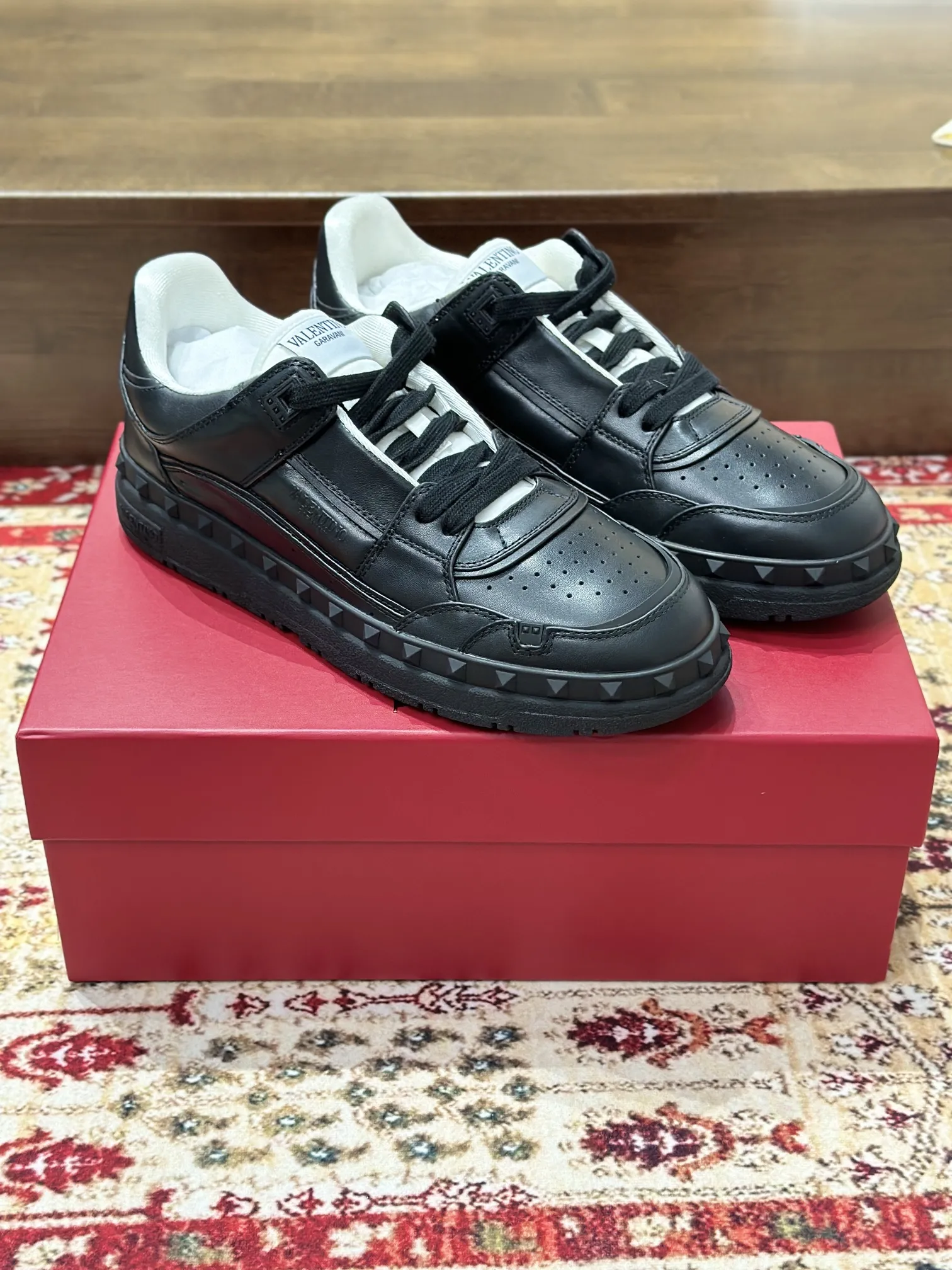 VALENTINO FREEDOTS ブラック ローカットスニーカー