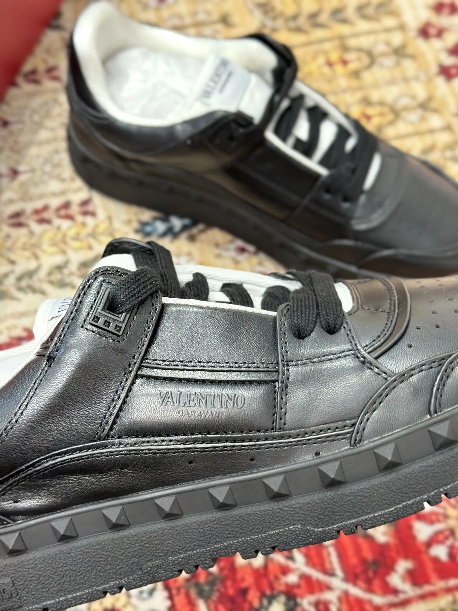 VALENTINO FREEDOTS ブラック ローカットスニーカー - 画像 (7)