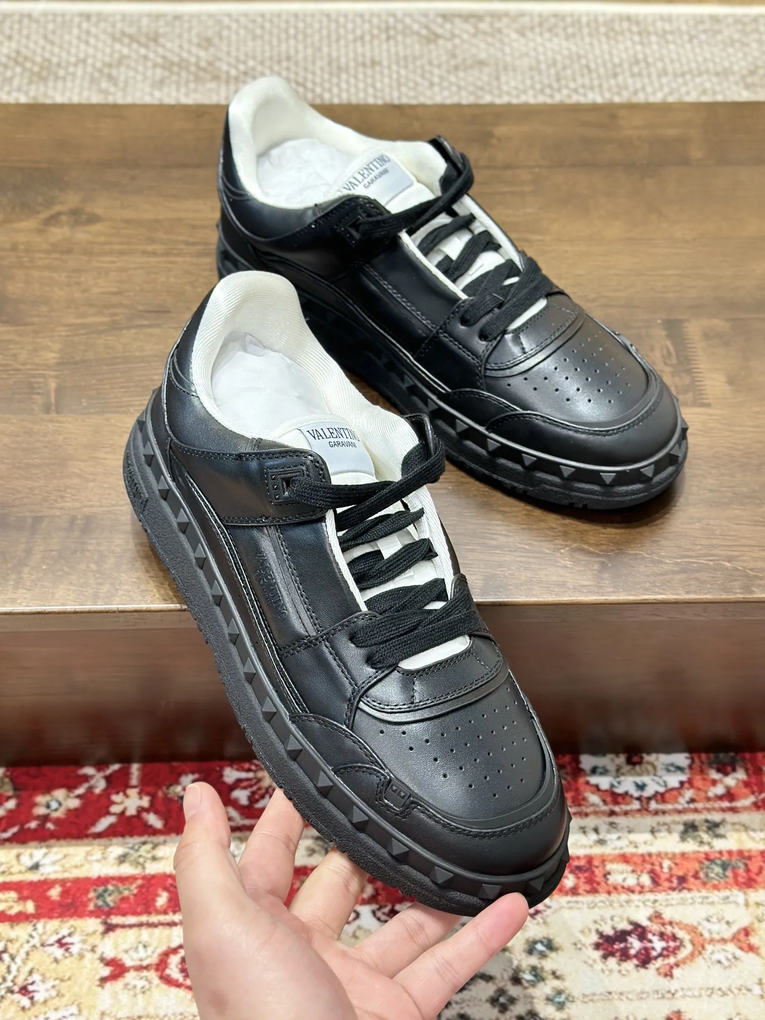 VALENTINO FREEDOTS ブラック ローカットスニーカー - 画像 (9)