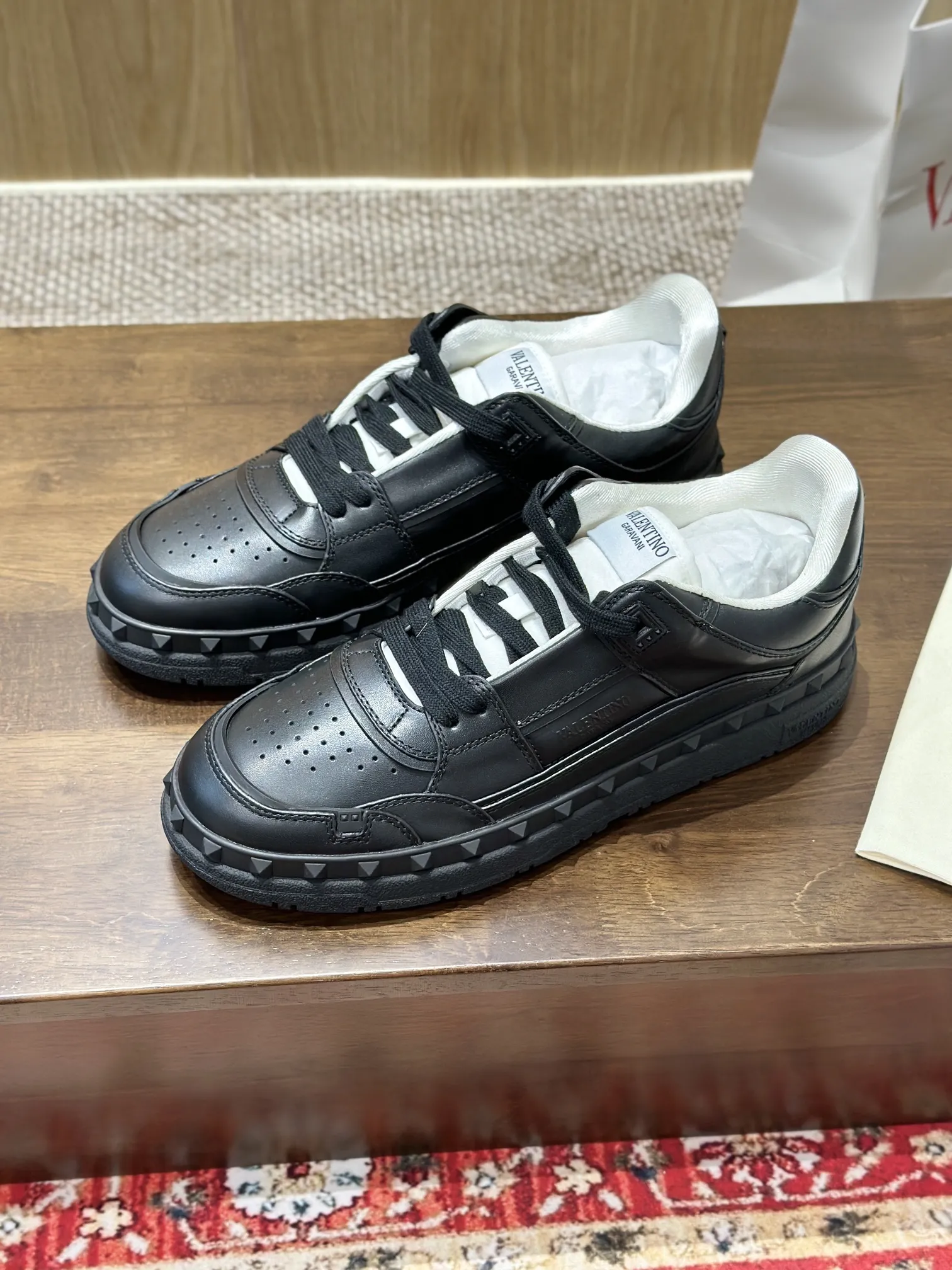 VALENTINO FREEDOTS ブラック ローカットスニーカー - 画像 (10)