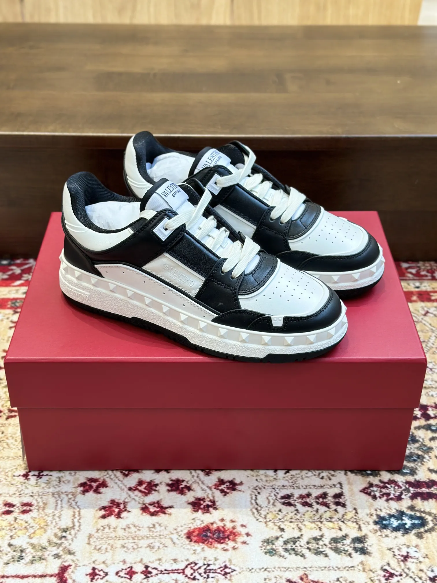 VALENTINO FREEDOTS ブラックホワイト ローカットスニーカー