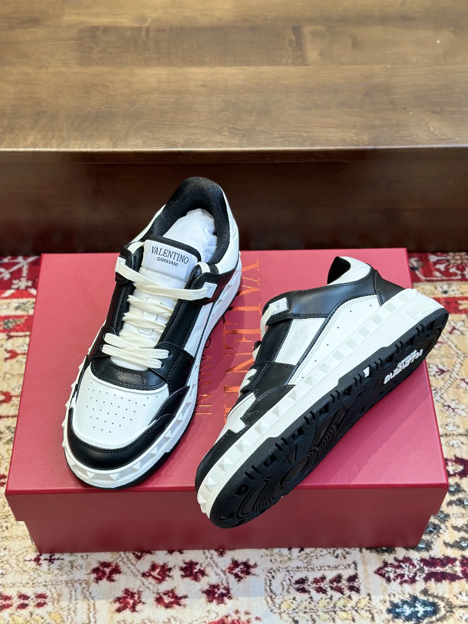 VALENTINO FREEDOTS ブラックホワイト ローカットスニーカー - 画像 (3)