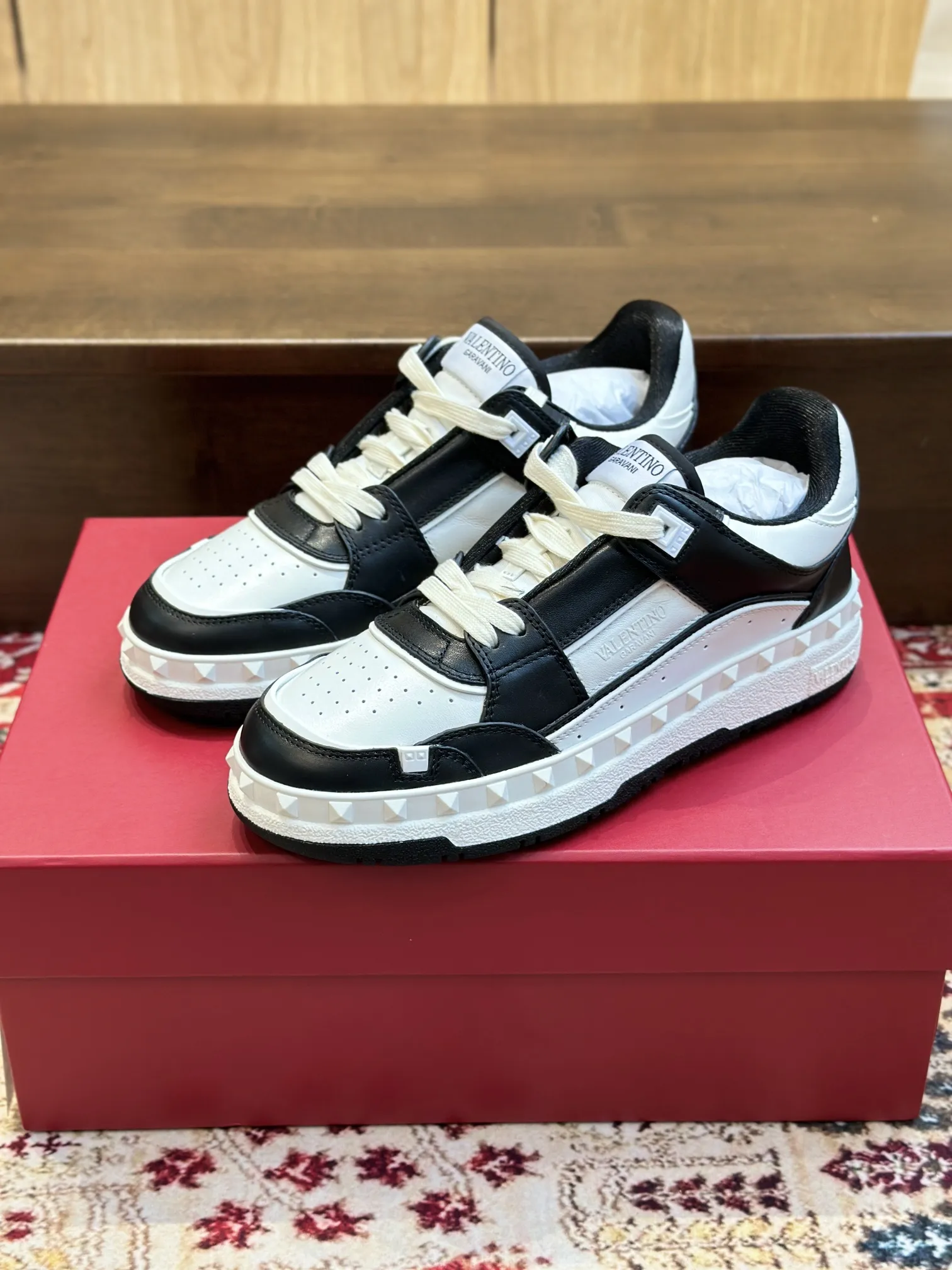 VALENTINO FREEDOTS ブラックホワイト ローカットスニーカー - 画像 (4)