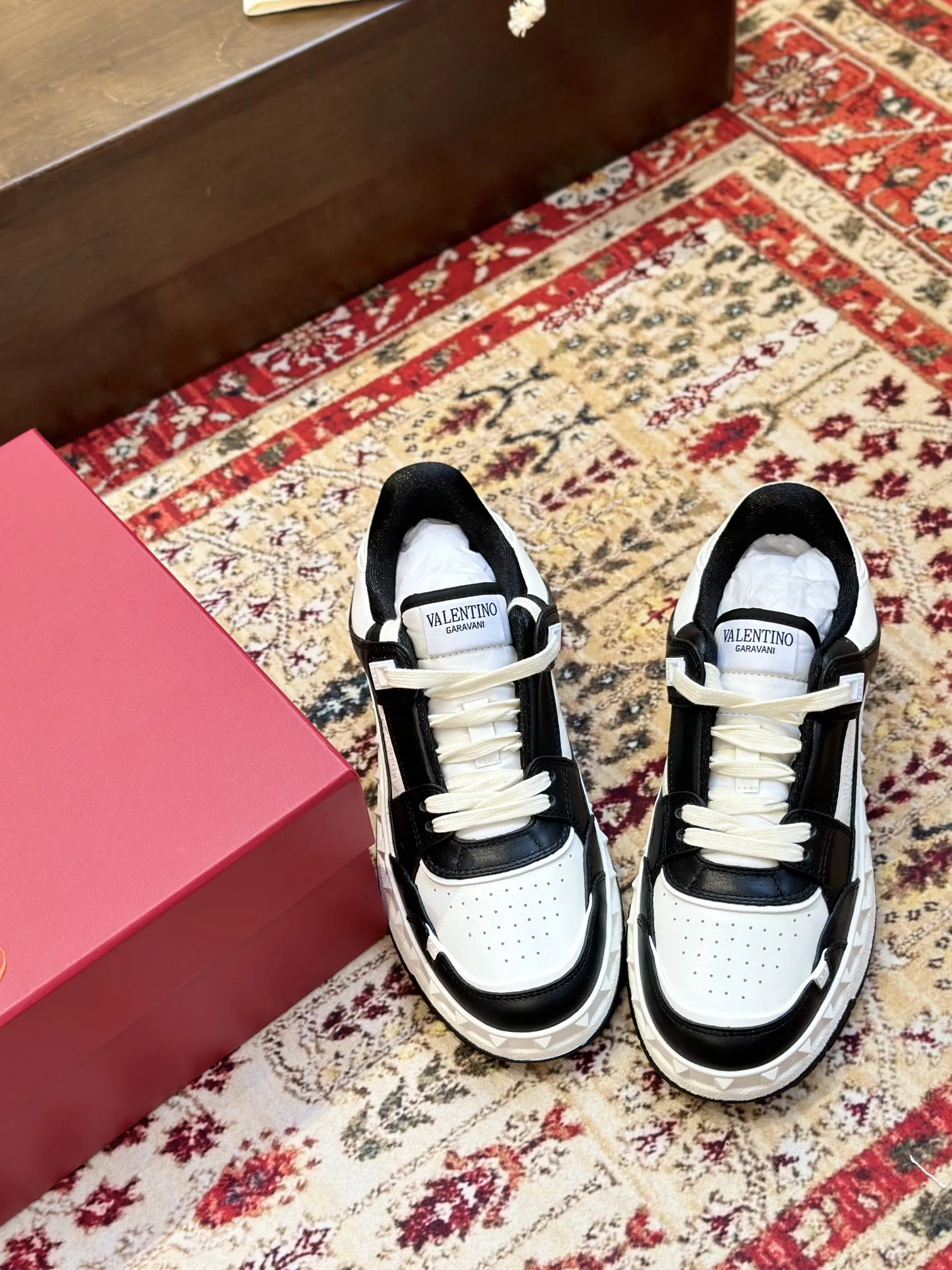 VALENTINO FREEDOTS ブラックホワイト ローカットスニーカー - 画像 (5)