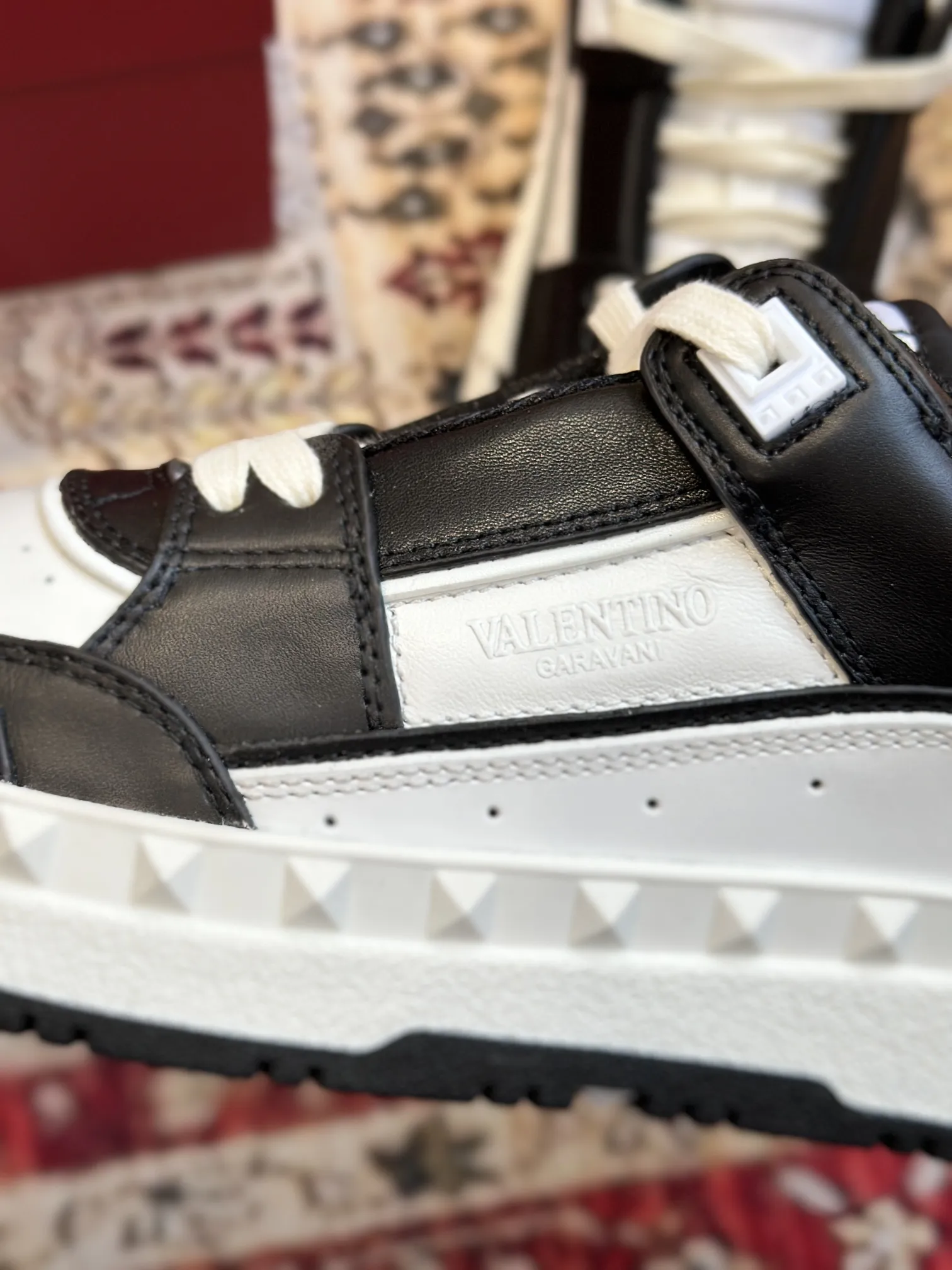 VALENTINO FREEDOTS ブラックホワイト ローカットスニーカー - 画像 (6)