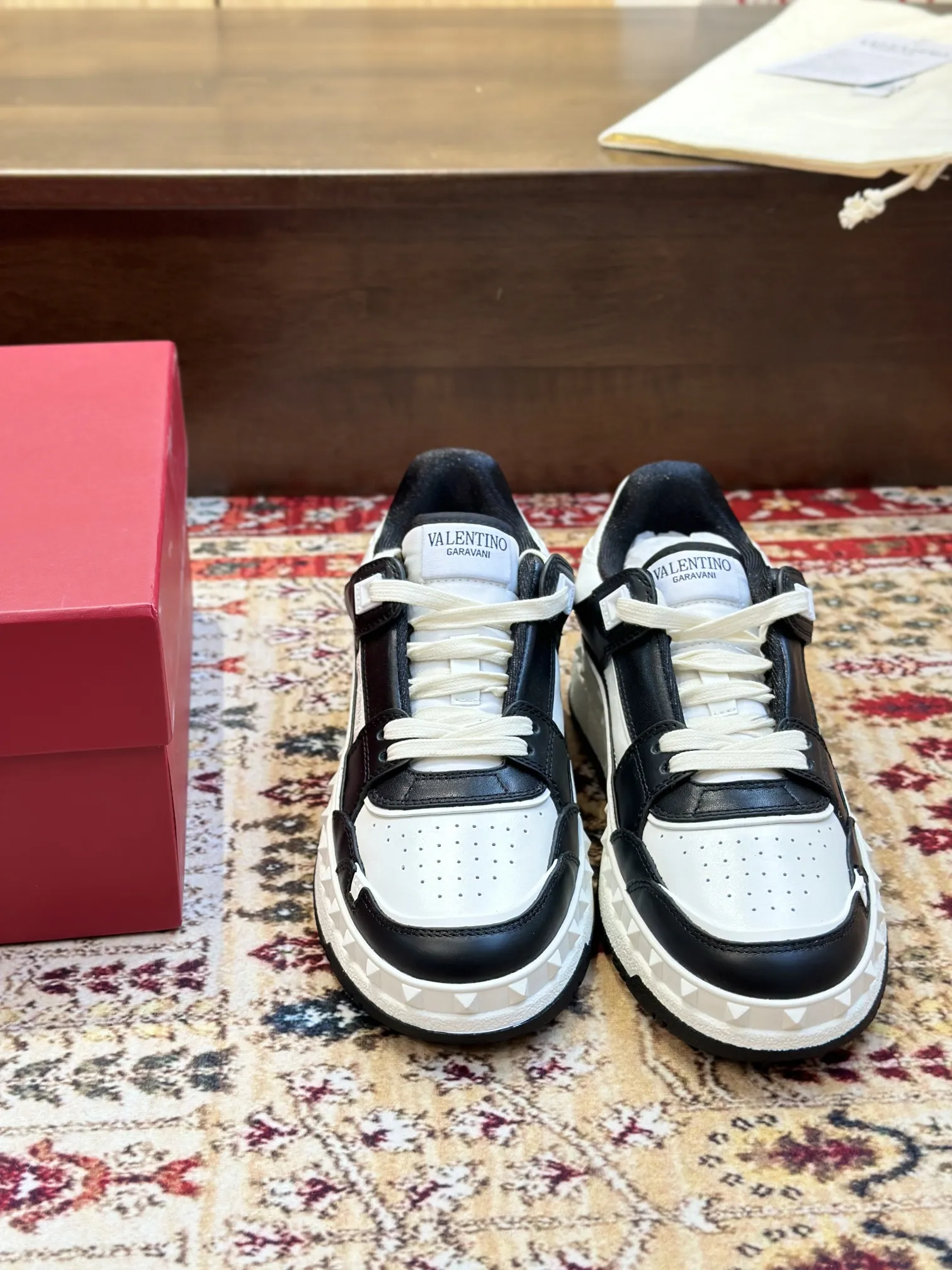 VALENTINO FREEDOTS ブラックホワイト ローカットスニーカー - 画像 (7)