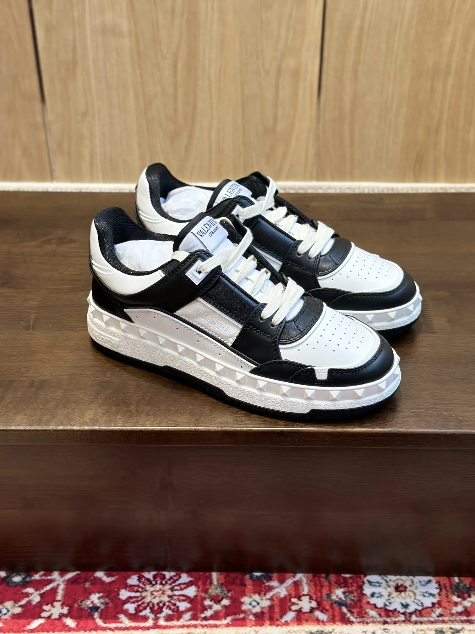 VALENTINO FREEDOTS ブラックホワイト ローカットスニーカー - 画像 (8)