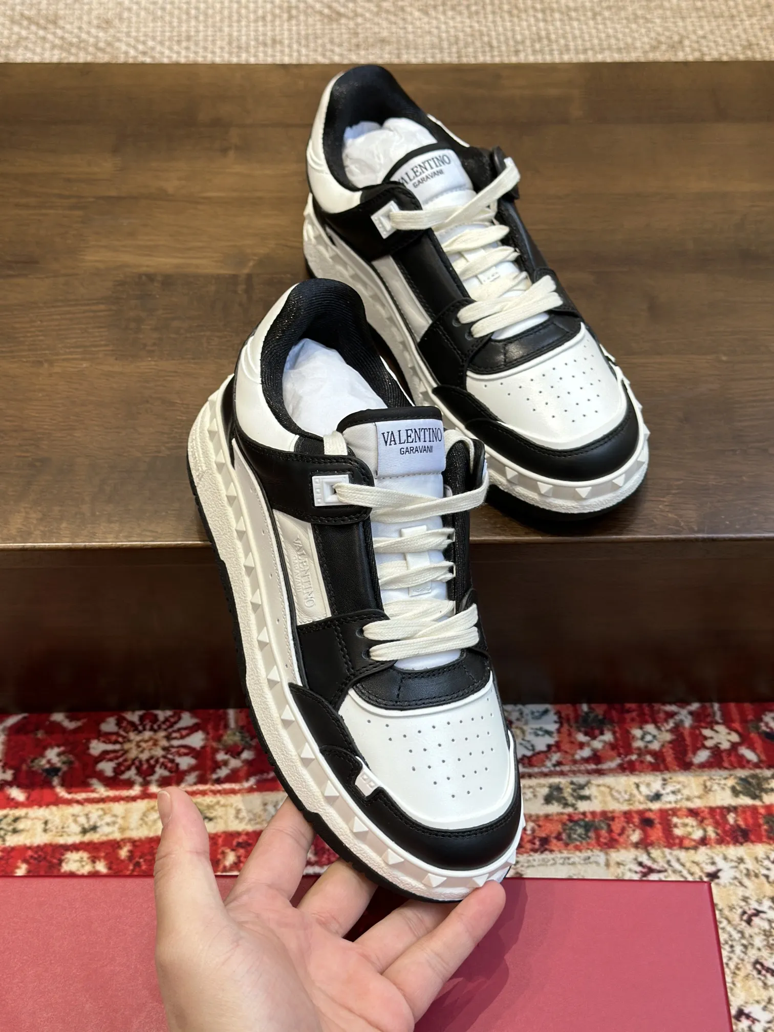 VALENTINO FREEDOTS ブラックホワイト ローカットスニーカー - 画像 (9)