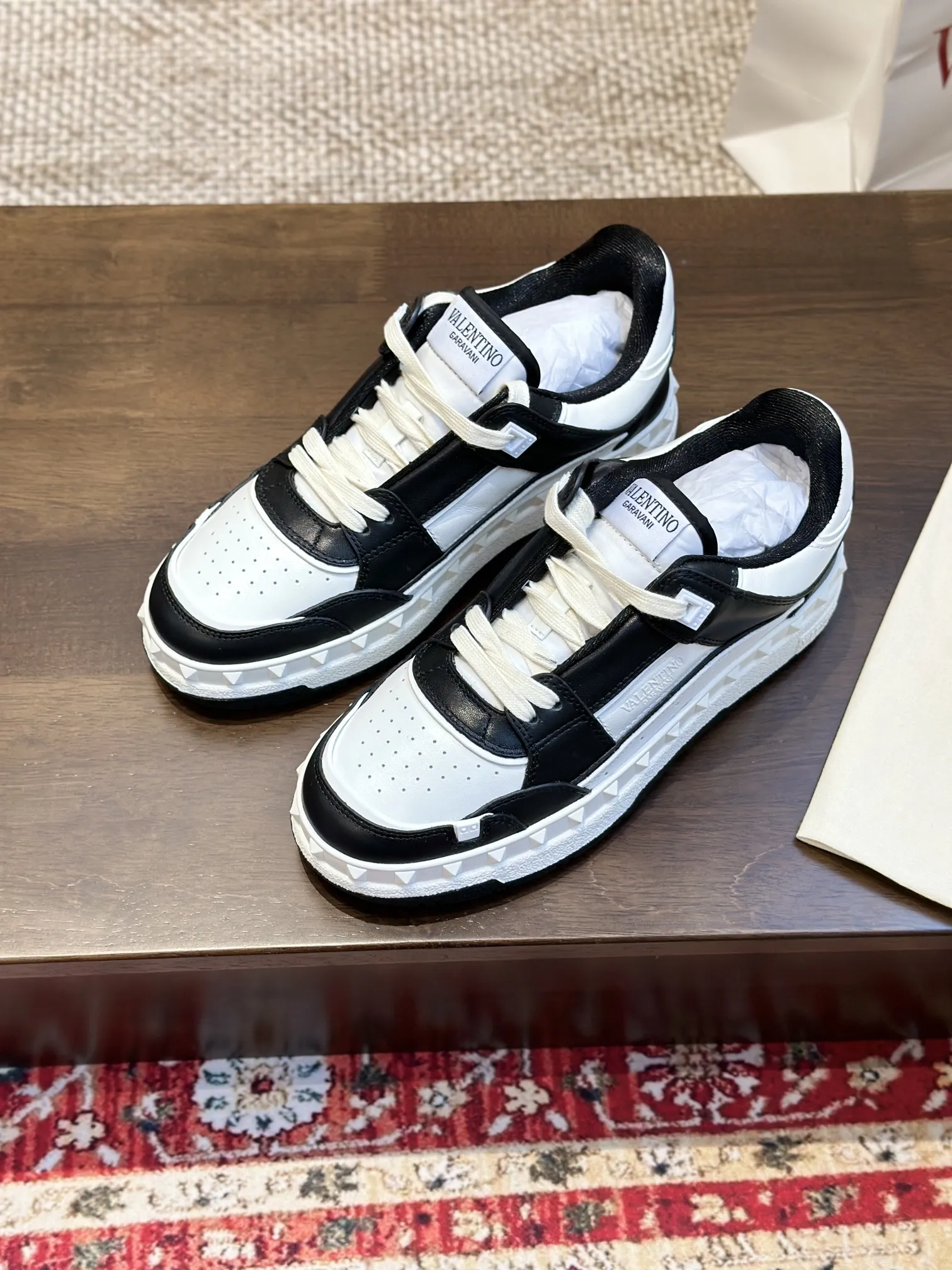 VALENTINO FREEDOTS ブラックホワイト ローカットスニーカー - 画像 (10)