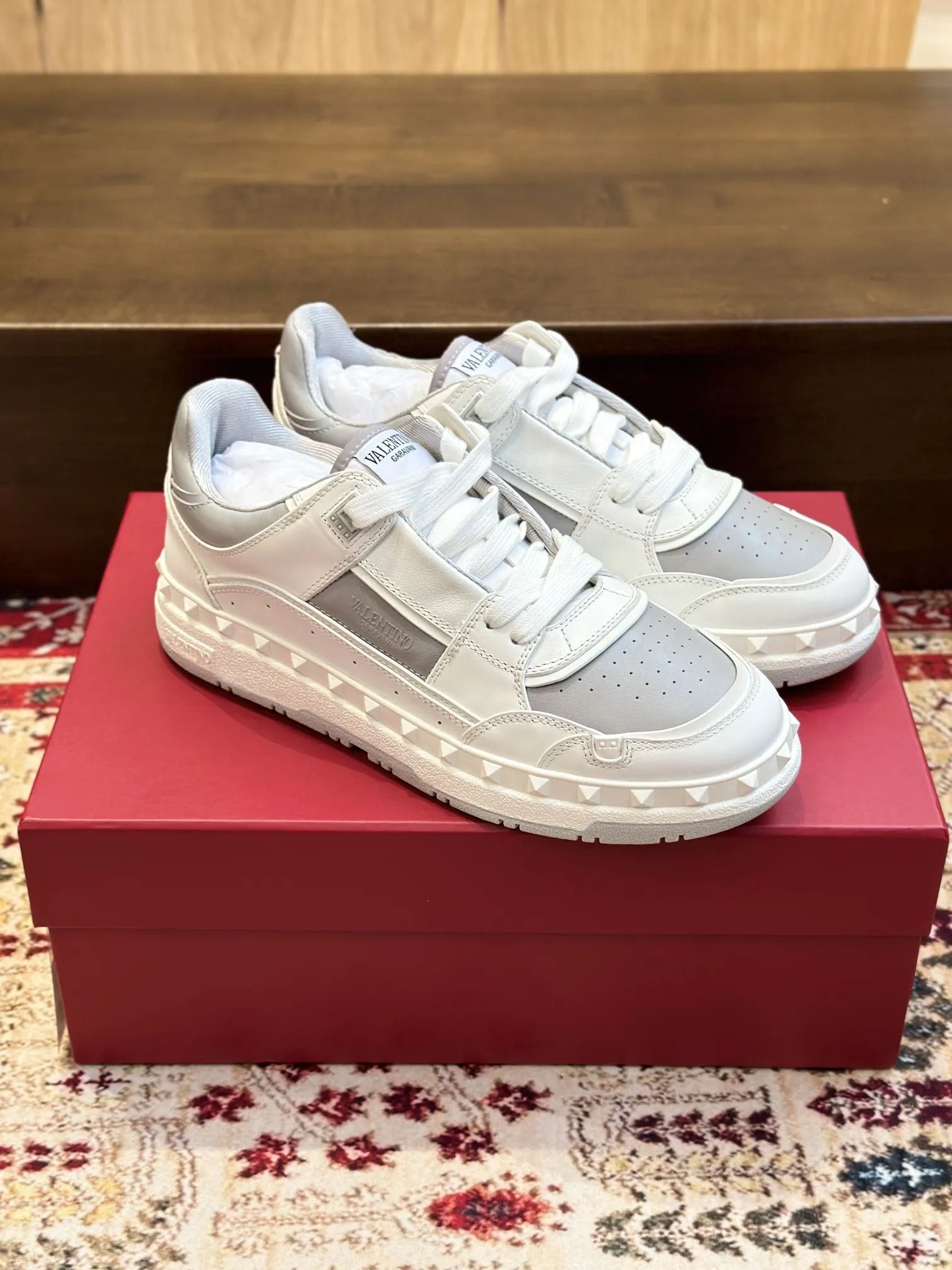 VALENTINO VLTN FREEDOTS ホワイト スニーカー