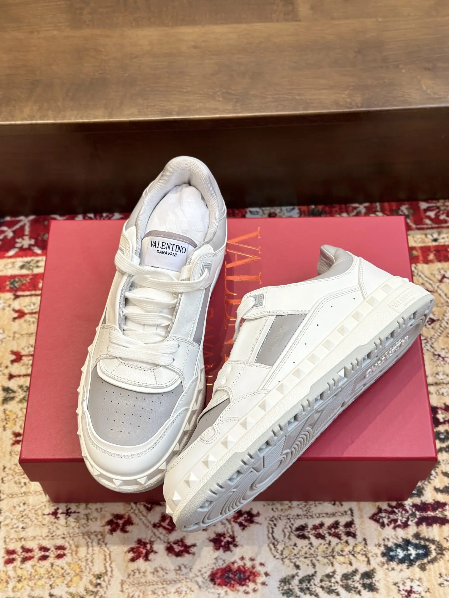 VALENTINO VLTN FREEDOTS ホワイト スニーカー - 画像 (3)