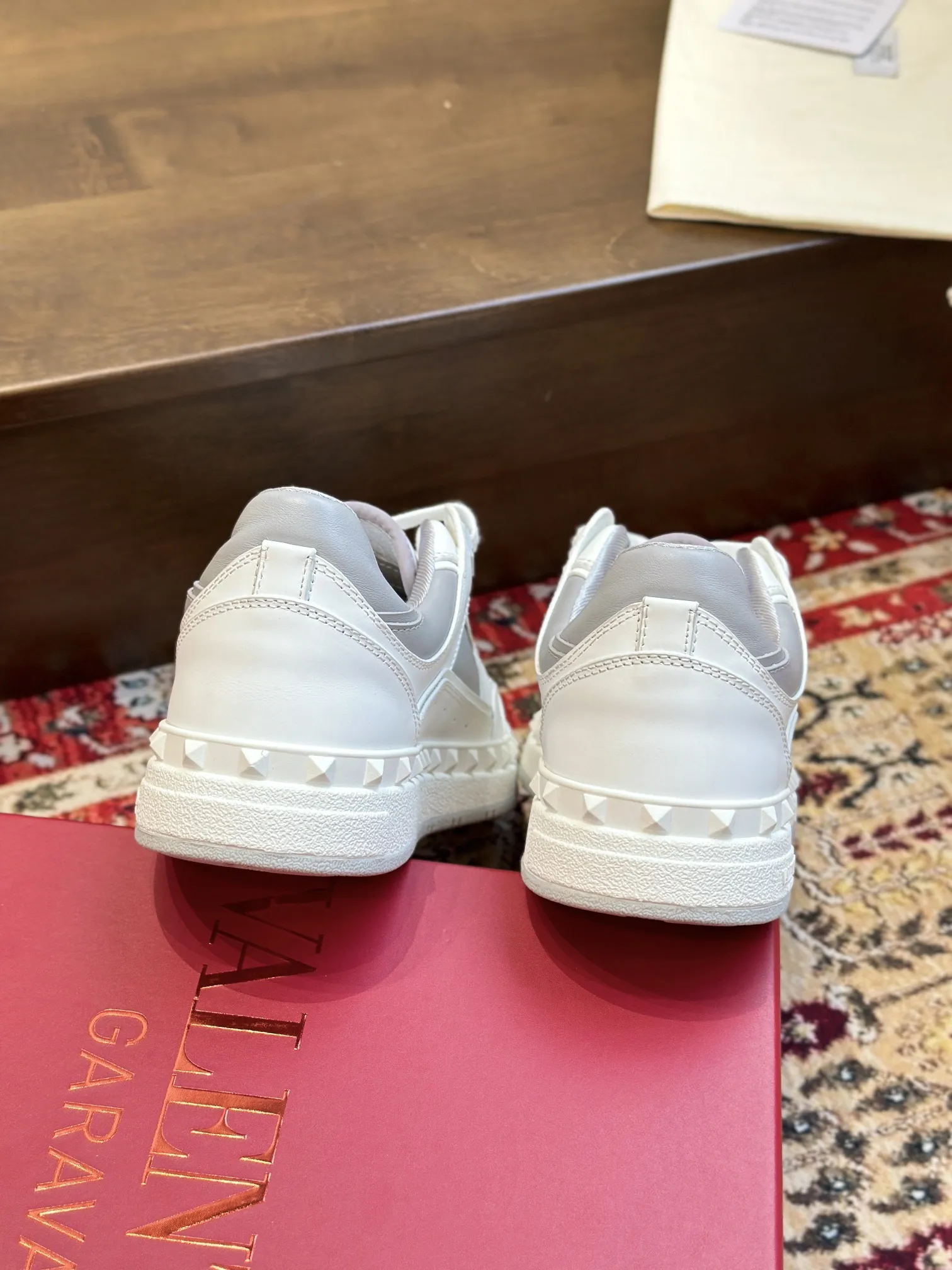 VALENTINO VLTN FREEDOTS ホワイト スニーカー - 画像 (6)