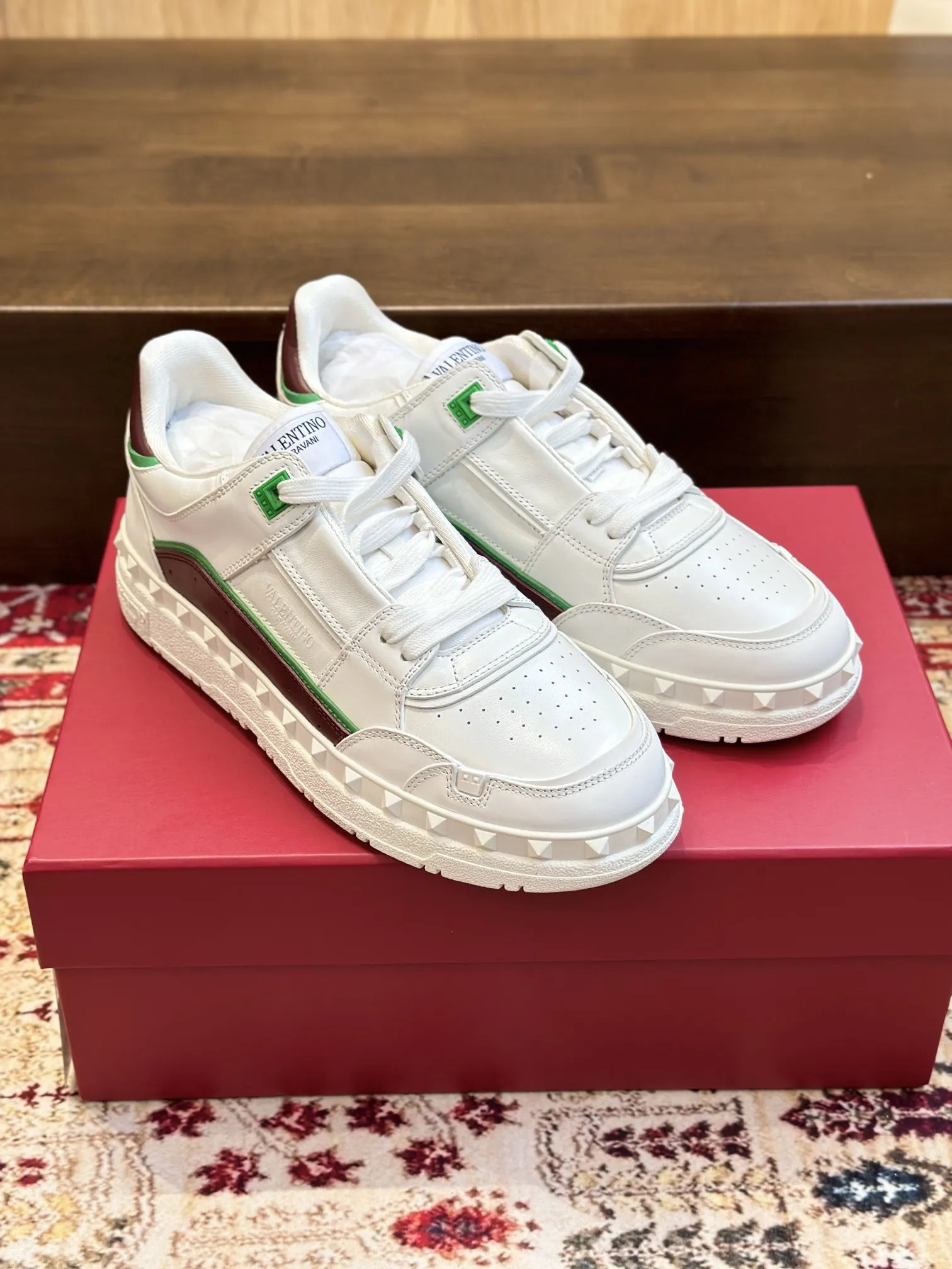 VALENTINO FREEDOTS ホワイトローカットスニーカー